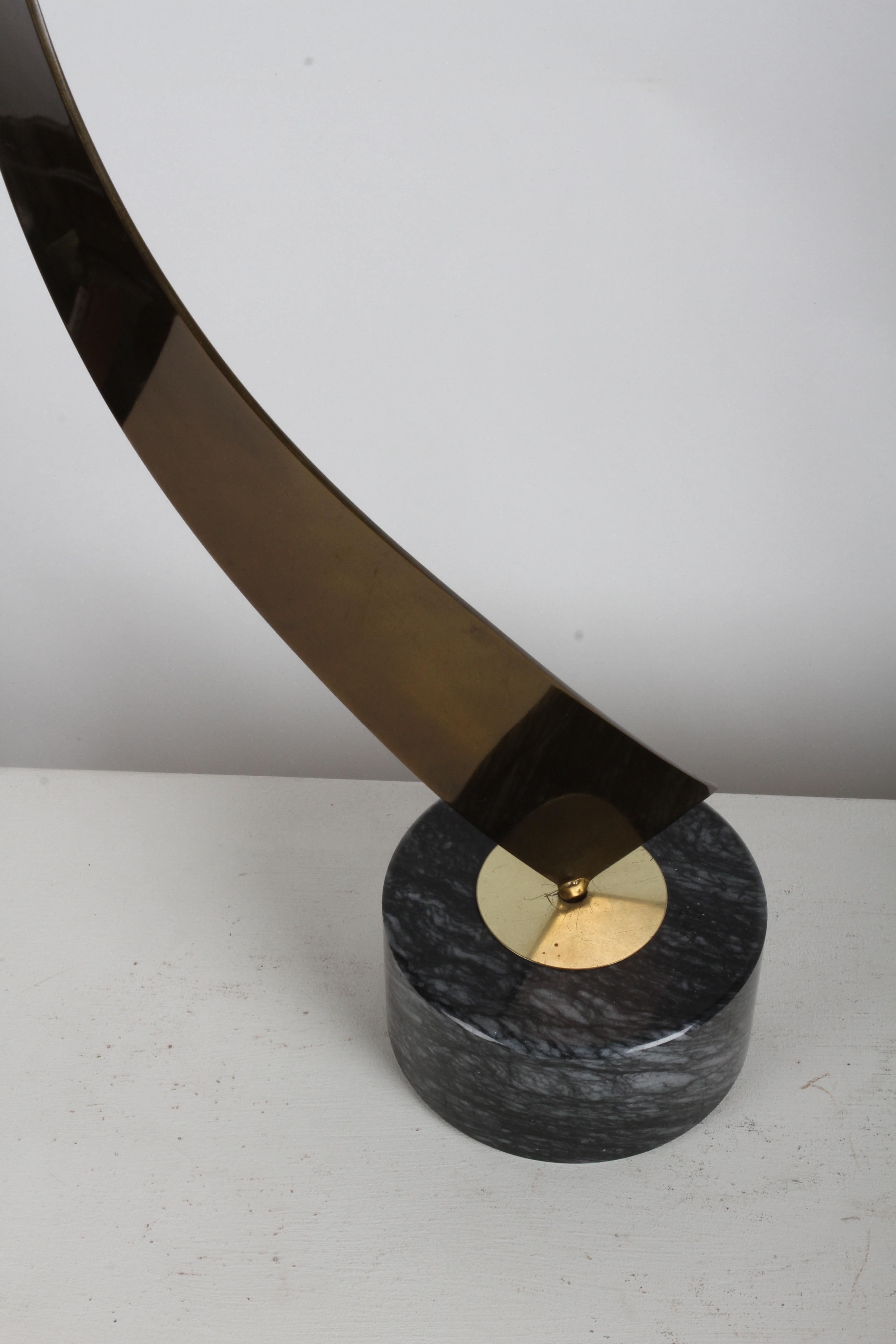 Curtis Jeré Scultura astratta cinetica in ottone a nastro con sfera su base in marmo In condizioni buone in vendita a St. Louis, MO