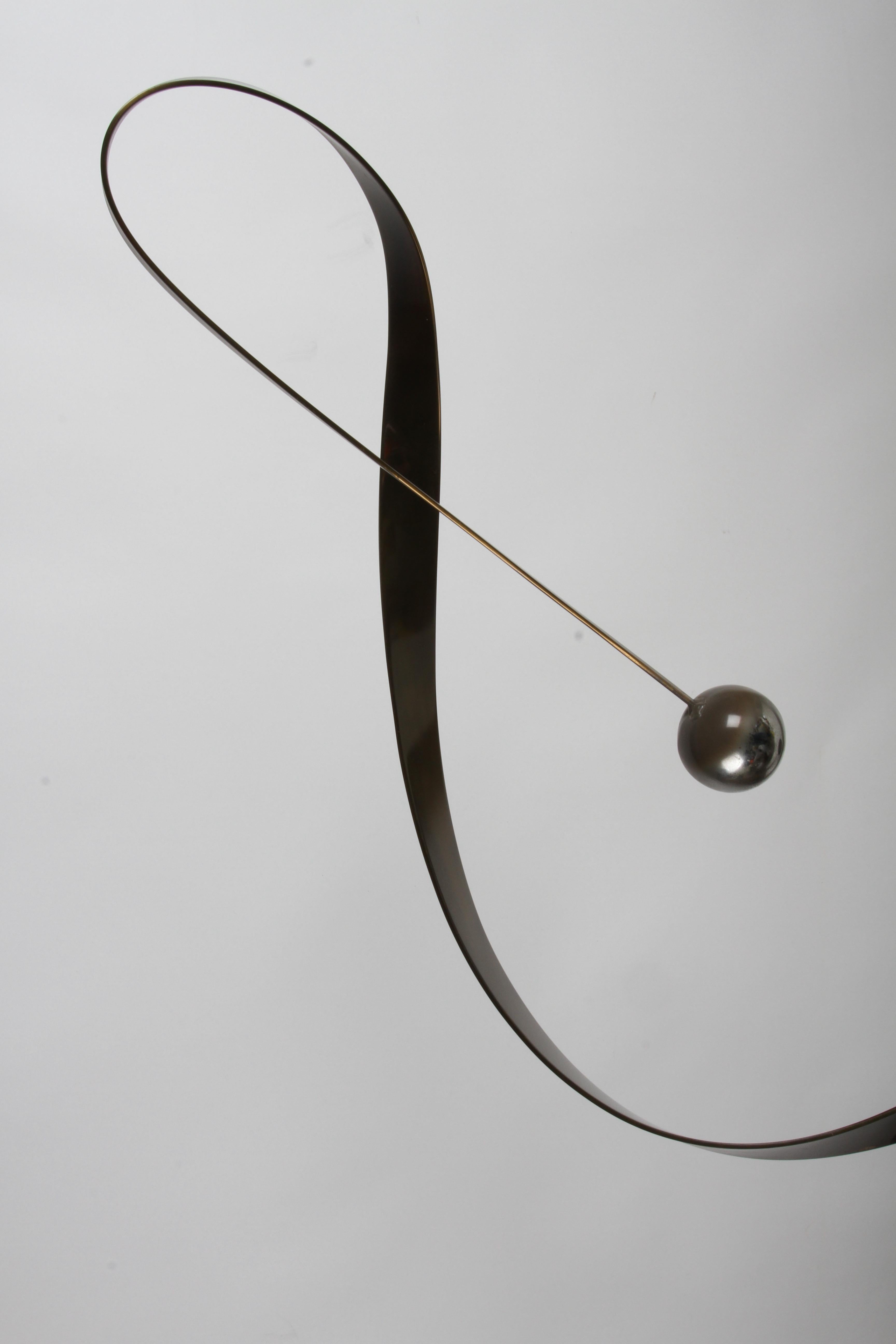 Fine XX secolo Curtis Jeré Scultura astratta cinetica in ottone a nastro con sfera su base in marmo in vendita