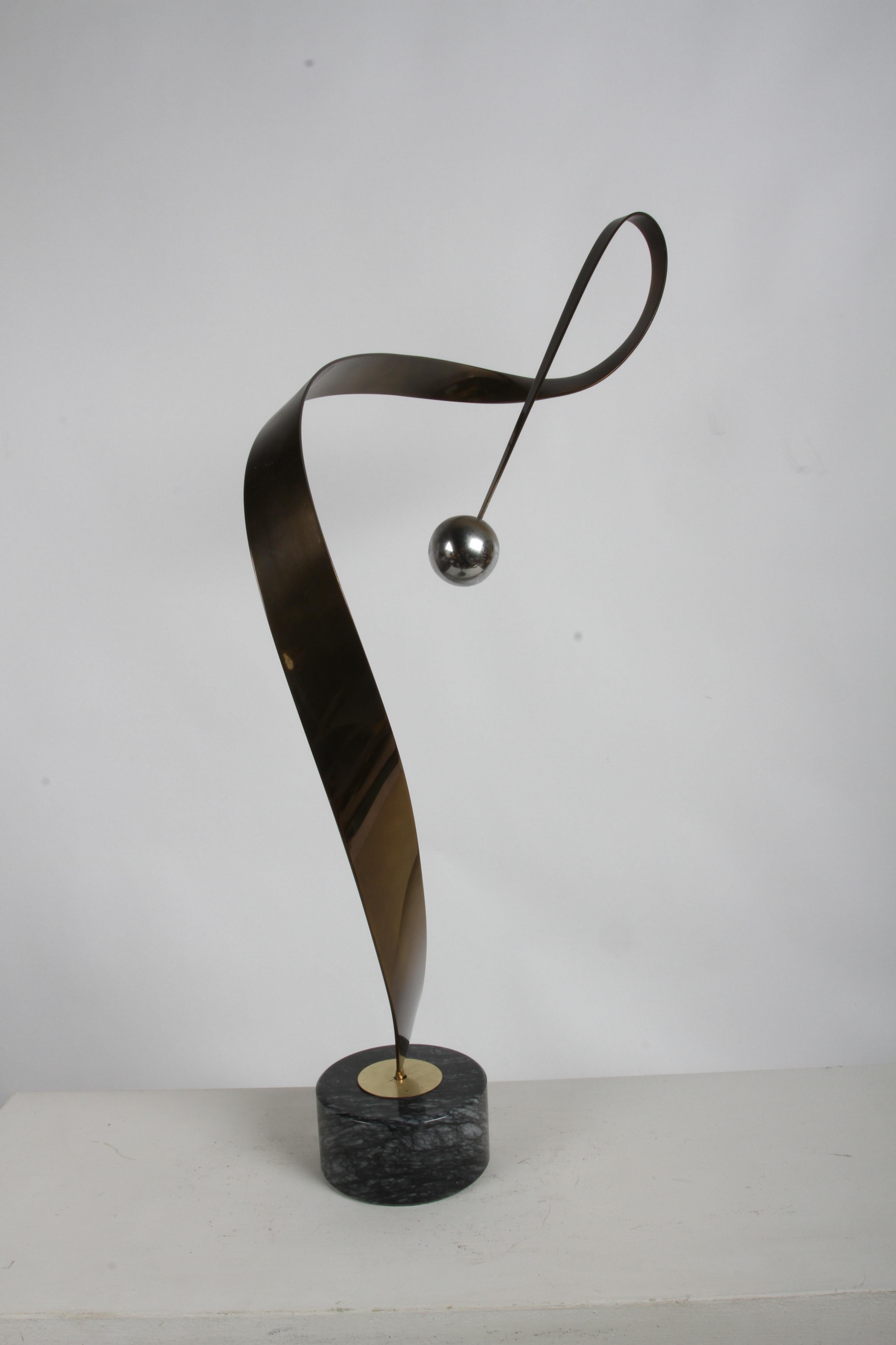 Ottone Curtis Jeré Scultura astratta cinetica in ottone a nastro con sfera su base in marmo in vendita