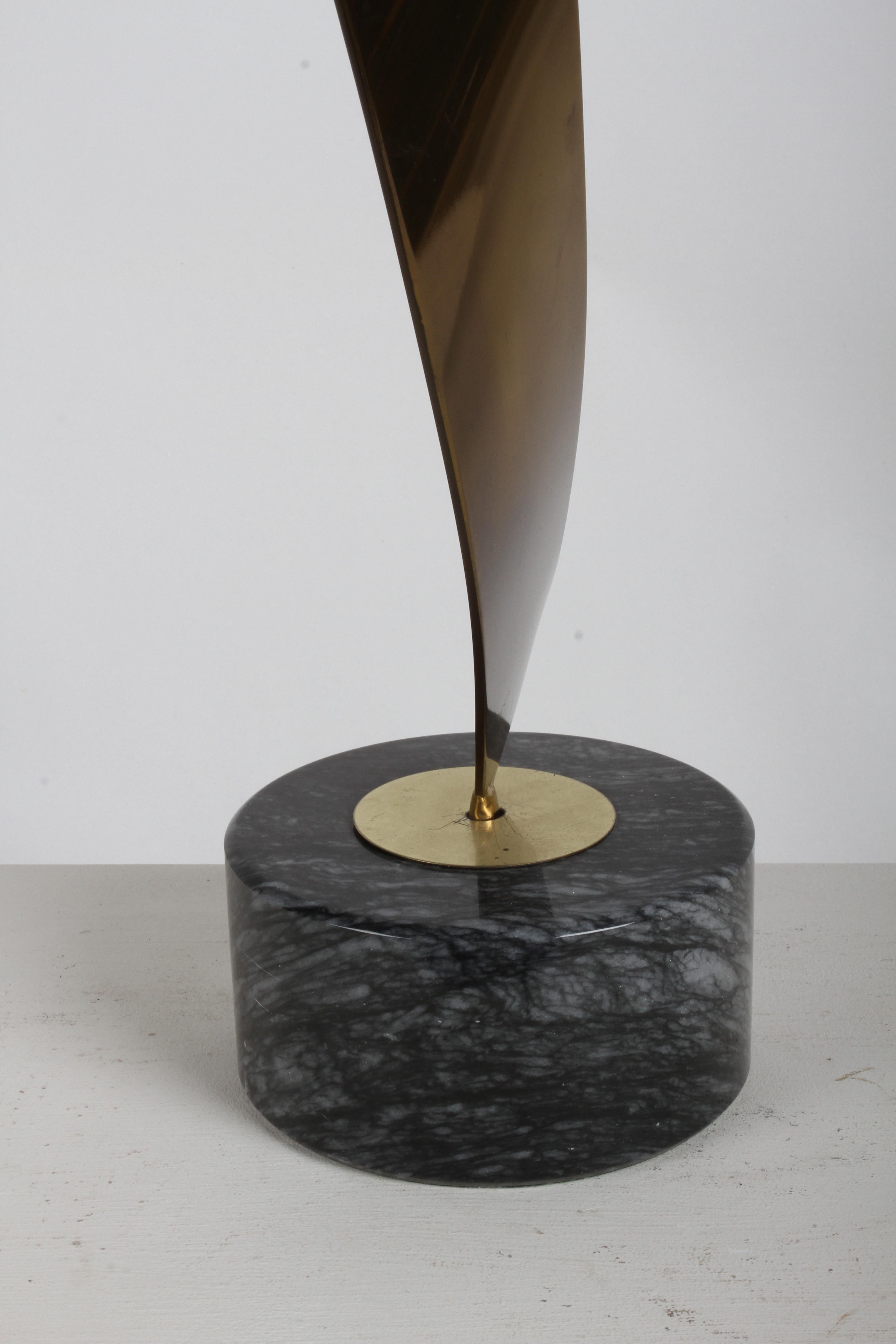 Curtis Jeré Scultura astratta cinetica in ottone a nastro con sfera su base in marmo in vendita 1