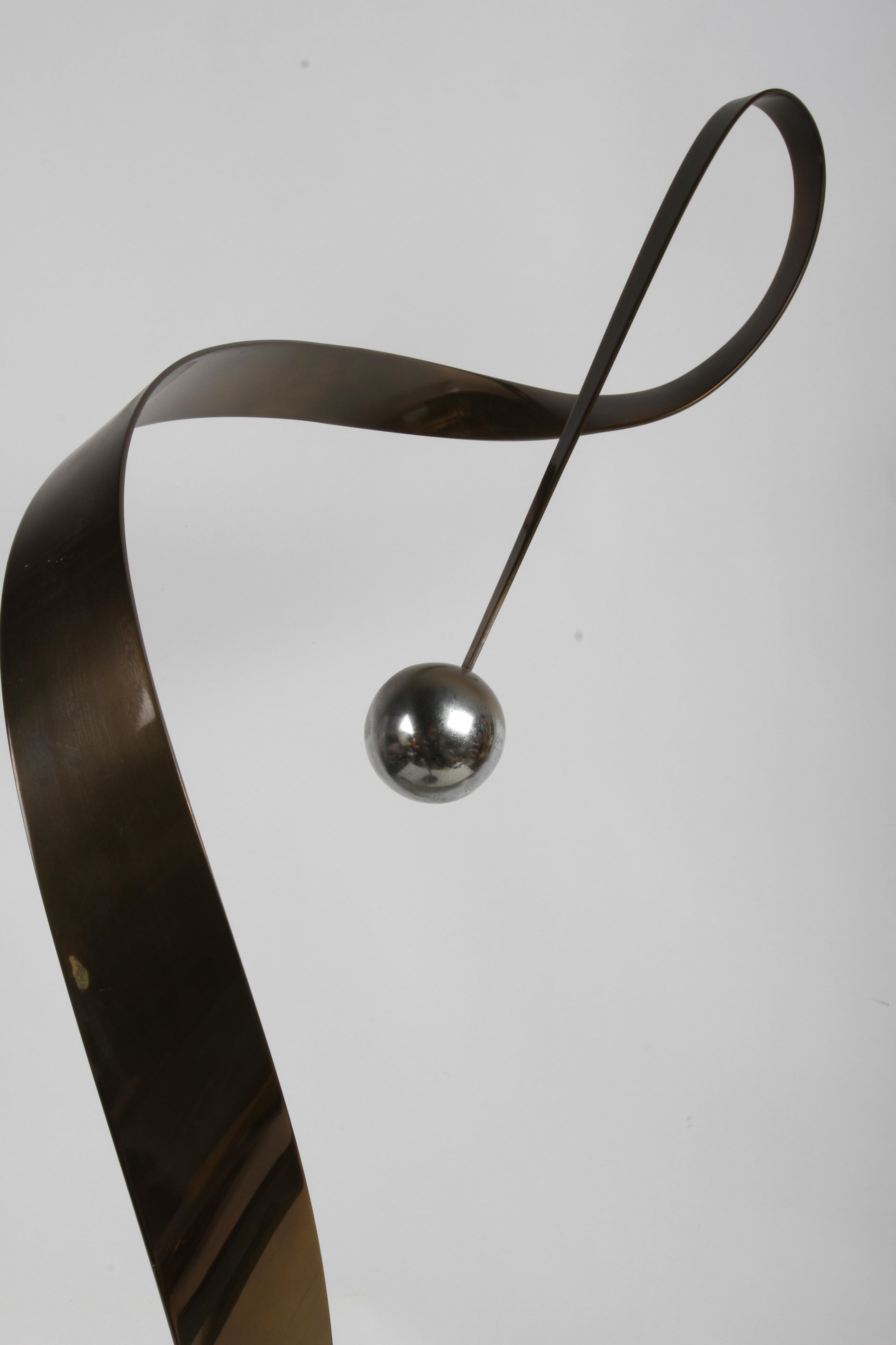 Curtis Jeré Scultura astratta cinetica in ottone a nastro con sfera su base in marmo in vendita 2