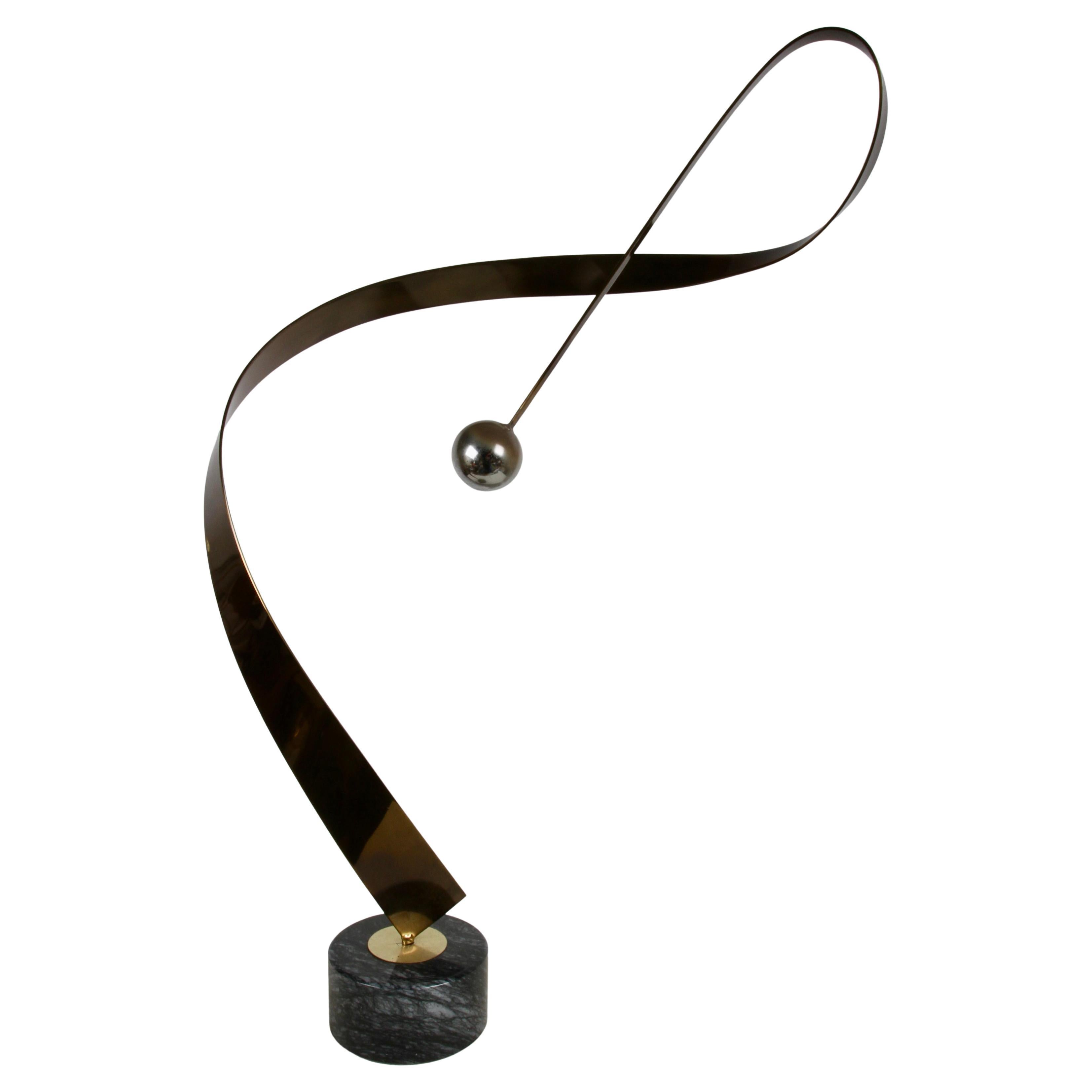 Curtis Jeré Scultura astratta cinetica in ottone a nastro con sfera su base in marmo in vendita