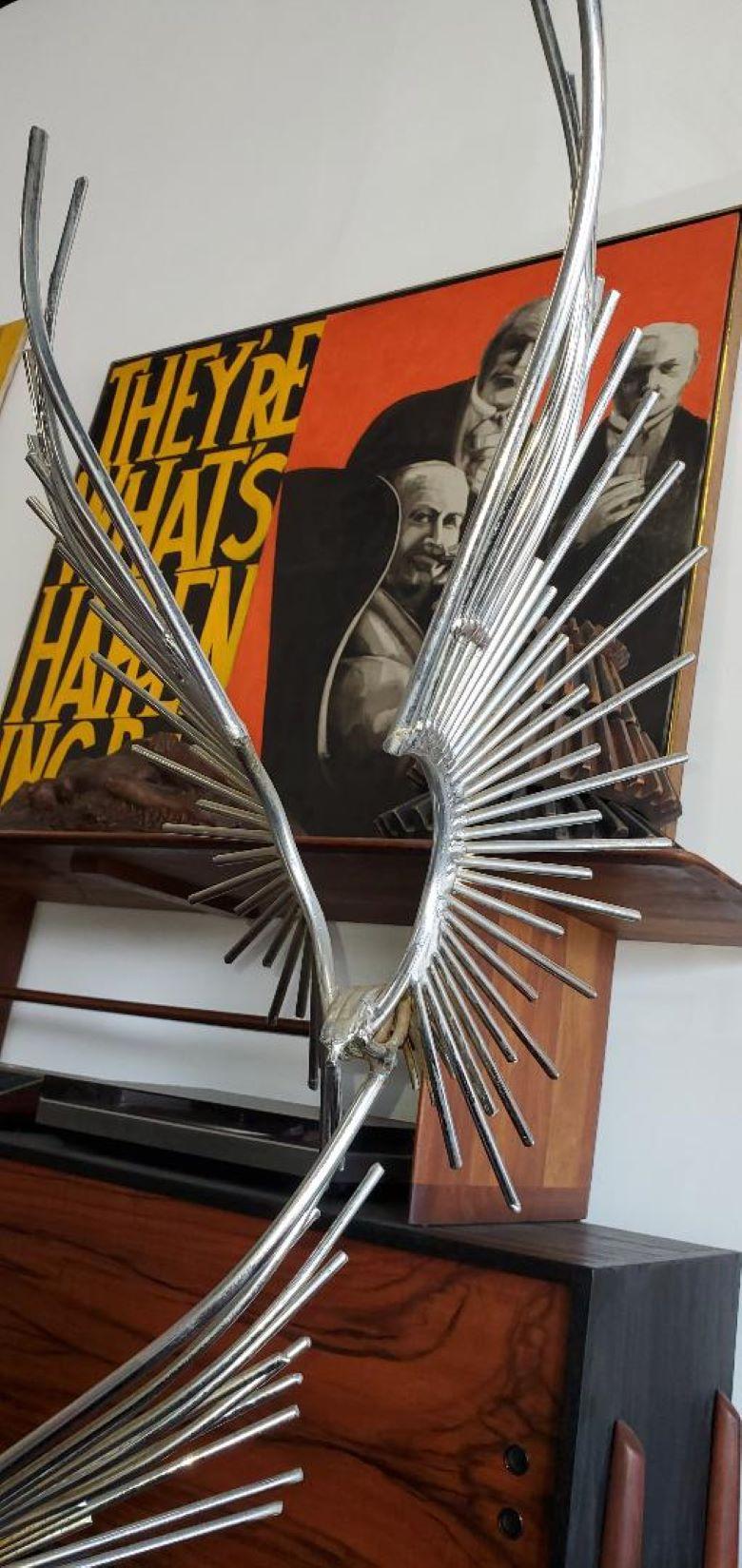 Curtis Jere: Chrom-Metall-Skulptur „Vogel im Flug“ mit Trapezsockel (amerikanisch) im Angebot
