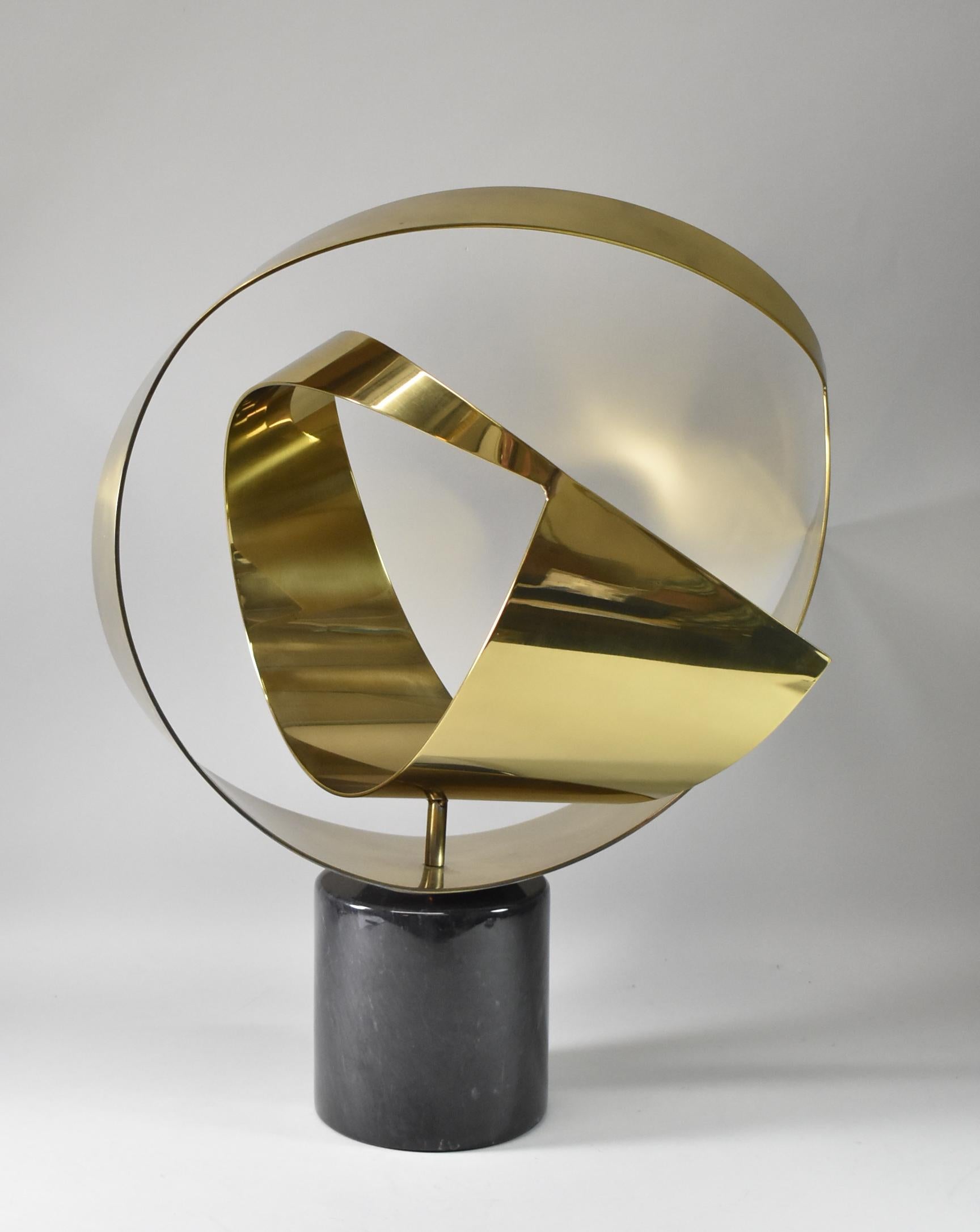 Questa scultura moderna di Curtis Jere presenta due sfere a goccia in ottone a forma libera. Ogni sfera si muove in modo indipendente. La base in marmo è firmata e datata 1984. Il pezzo è largo 24
