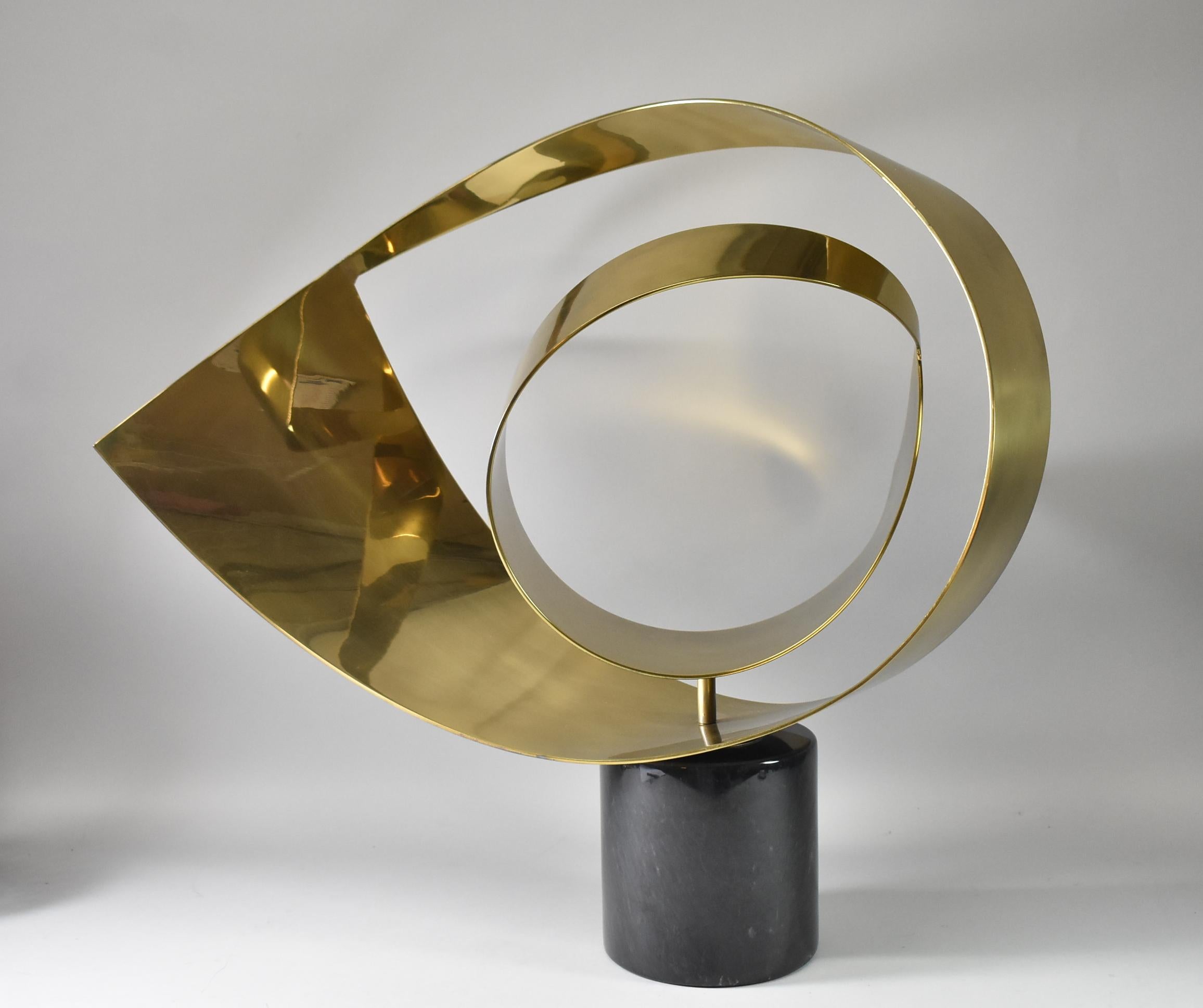 Moderno Scultura cinetica astratta in ottone e marmo di Curtis Jere, 1984 in vendita