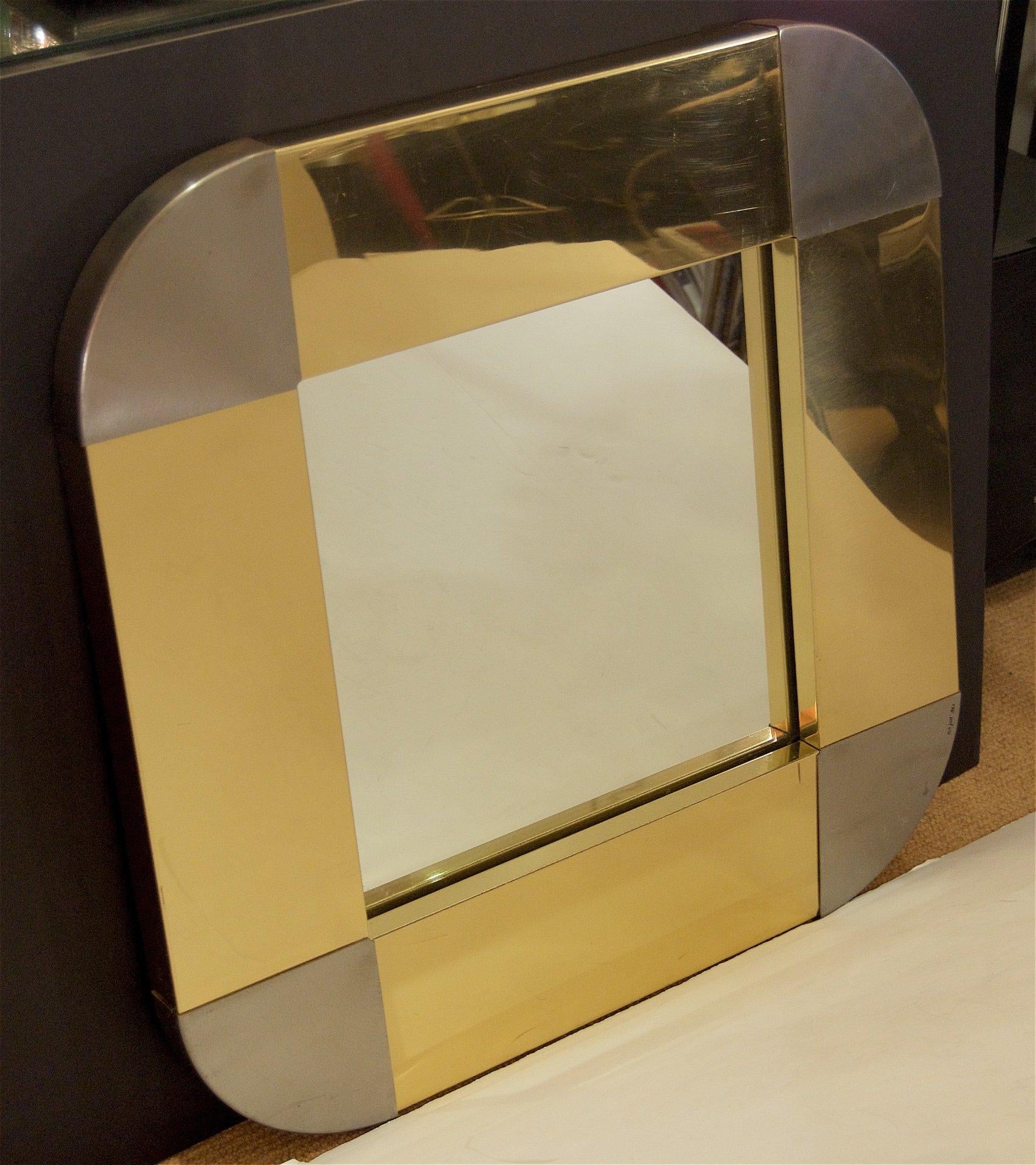 Unverwechselbarer quadratischer Spiegel von Curtis Jere mit Paneelen aus Messing und Stahl. Eingelassener quadratischer 16-Zoll-Spiegel.