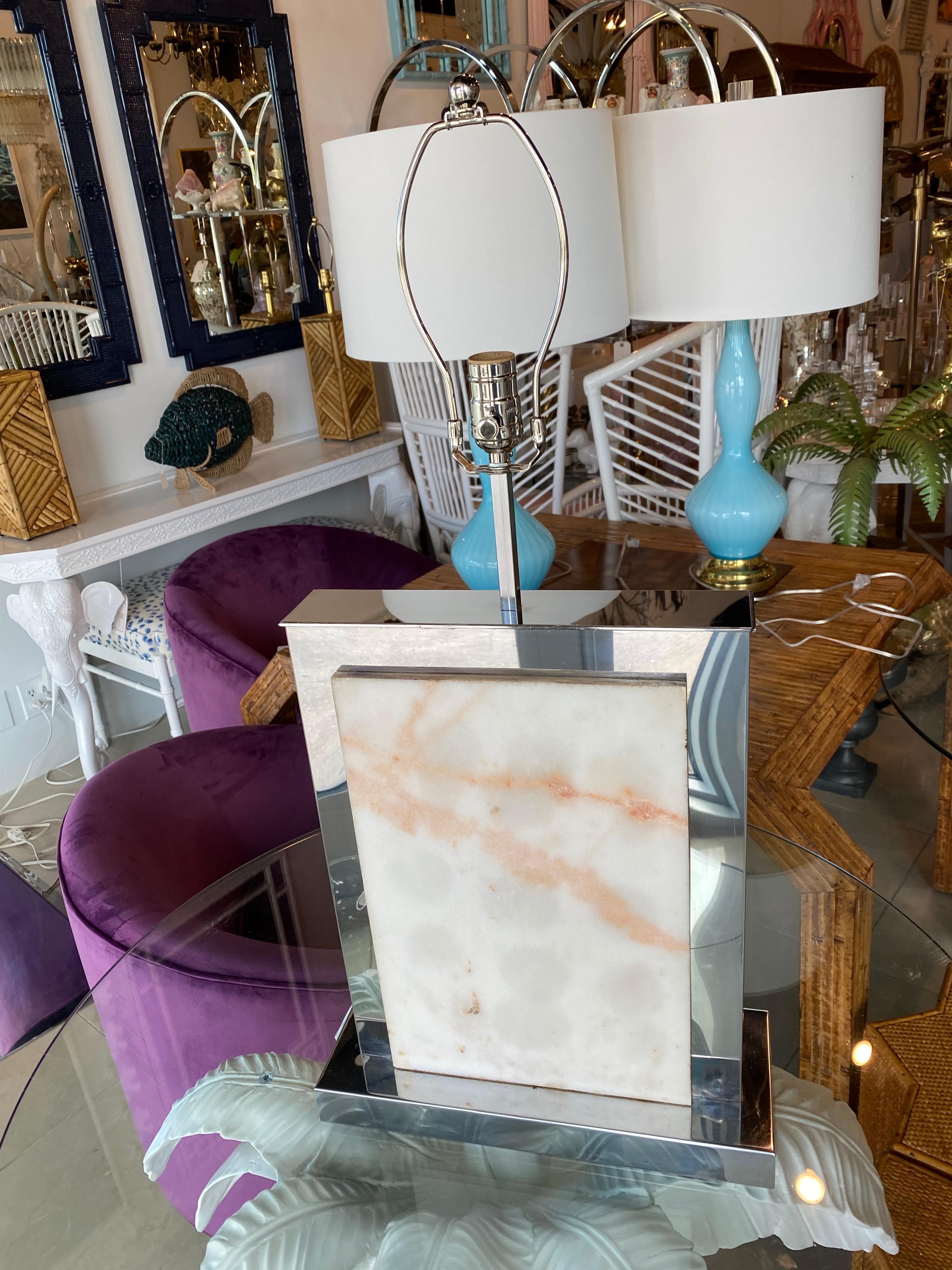 Mid-Century moderno Lampada da tavolo in marmo e cromo di Curtis Jere restaurata in vendita