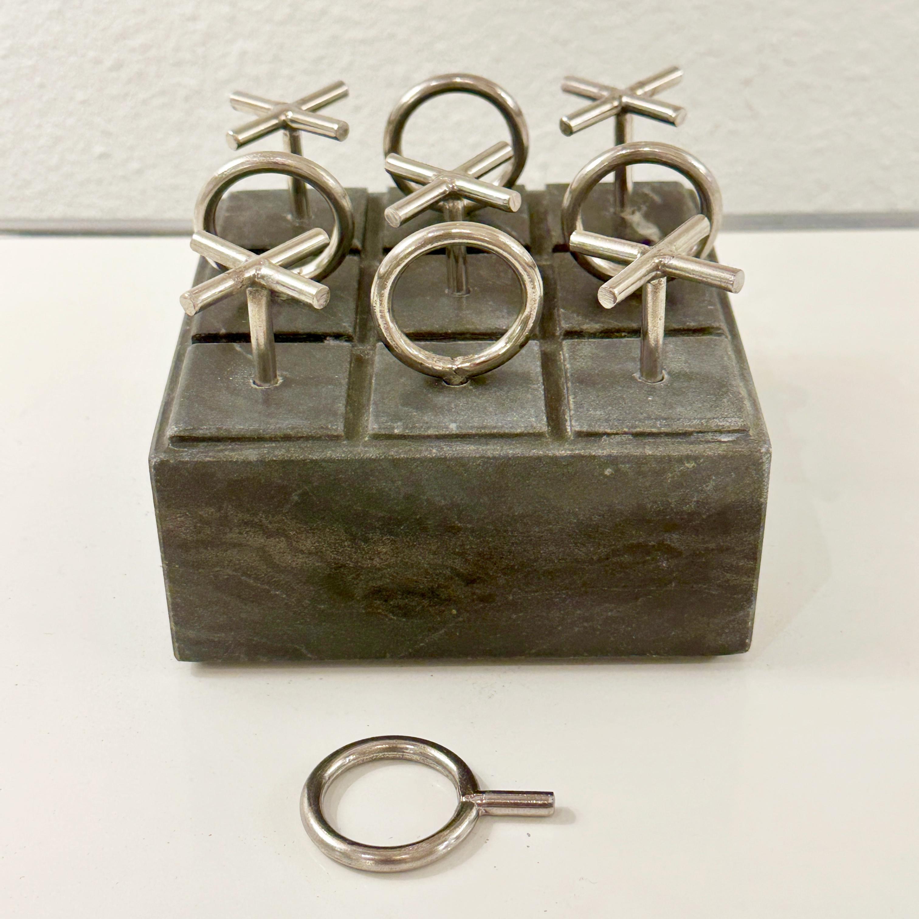 Set de Tic Tac Toe chromé de Curtis Jeré sur socle en marbre noir anthracite, vers les années 70

Il s'agit d'un excellent objet décoratif ou d'une pièce utile pour un collectionneur et admirateur de jeux vintage ou de Curtis By. C'est le cadeau