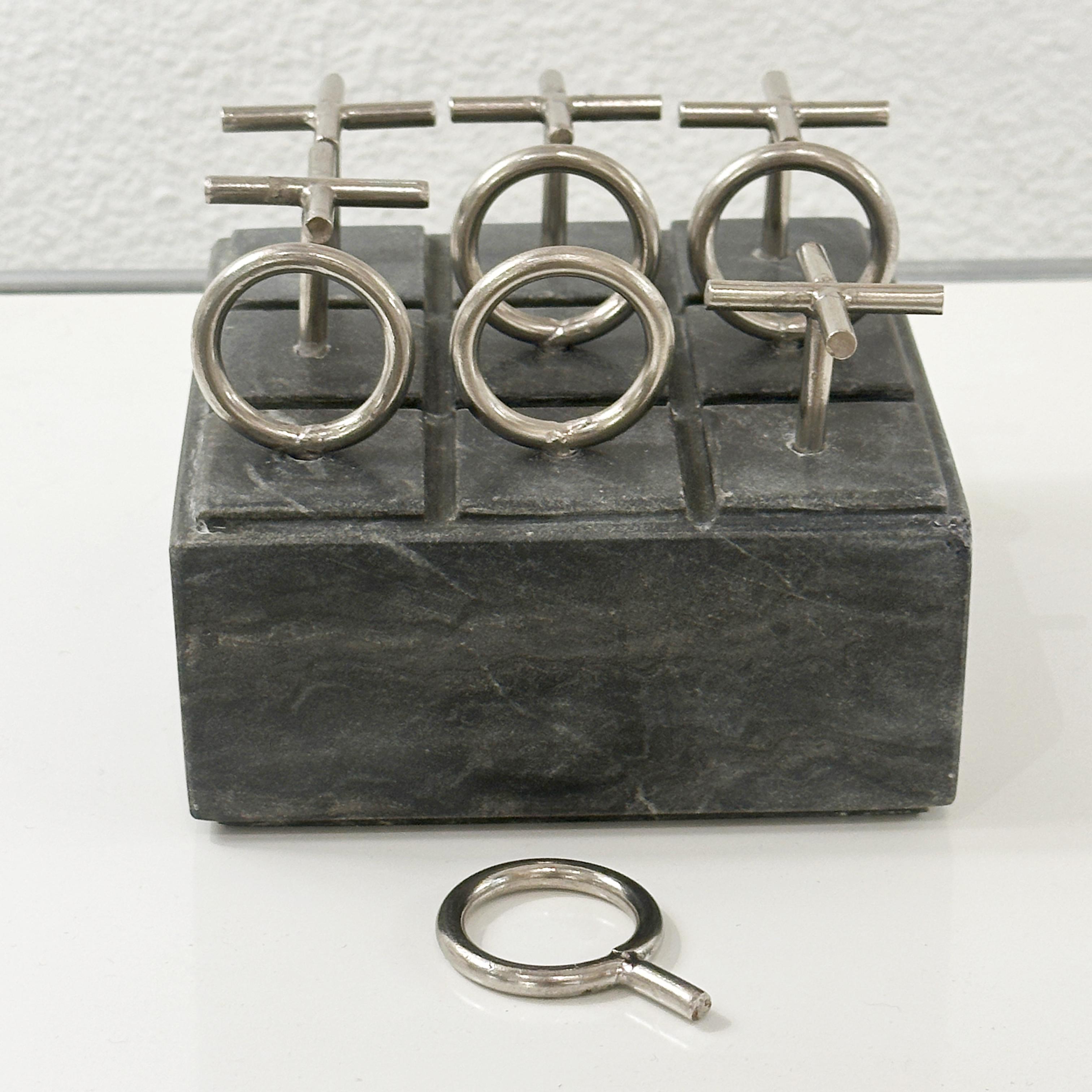 Moderne Set de Tic Tac Toe chromé de Curtis Jeré sur socle en marbre noir anthracite, vers les années 70 en vente