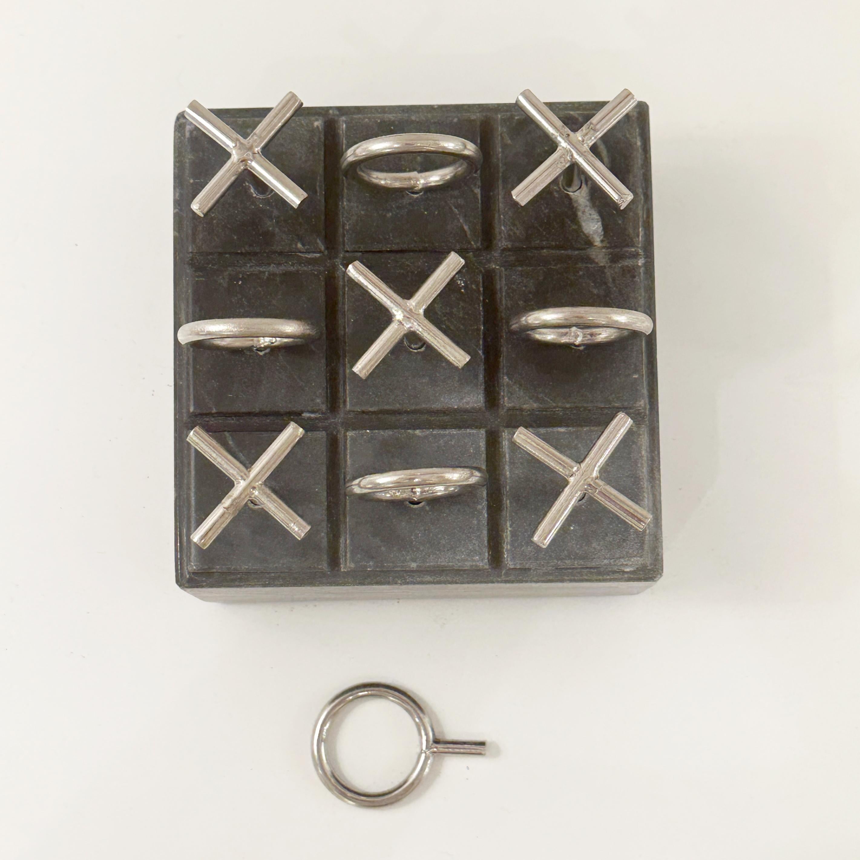Américain Set de Tic Tac Toe chromé de Curtis Jeré sur socle en marbre noir anthracite, vers les années 70 en vente