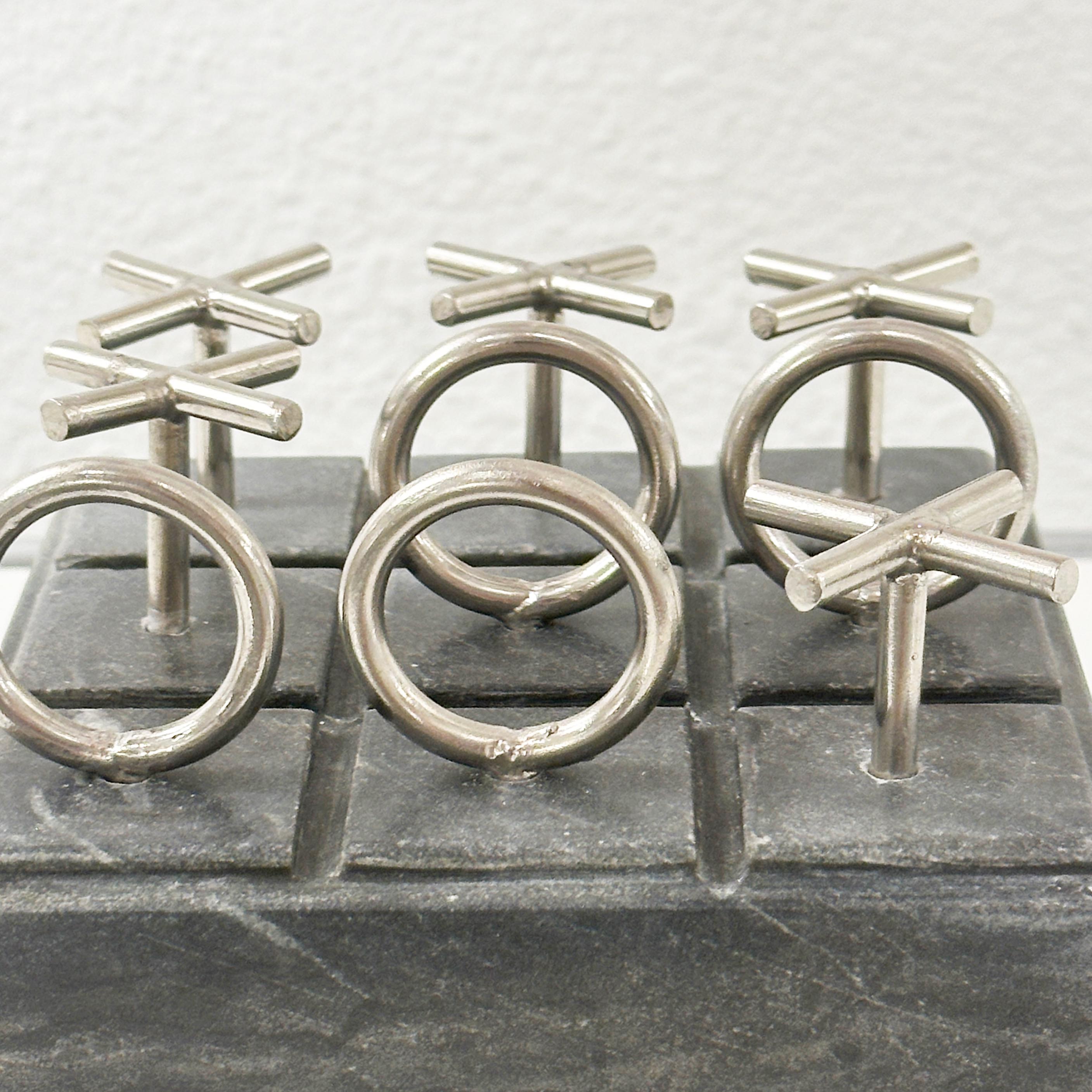 Métal Set de Tic Tac Toe chromé de Curtis Jeré sur socle en marbre noir anthracite, vers les années 70 en vente
