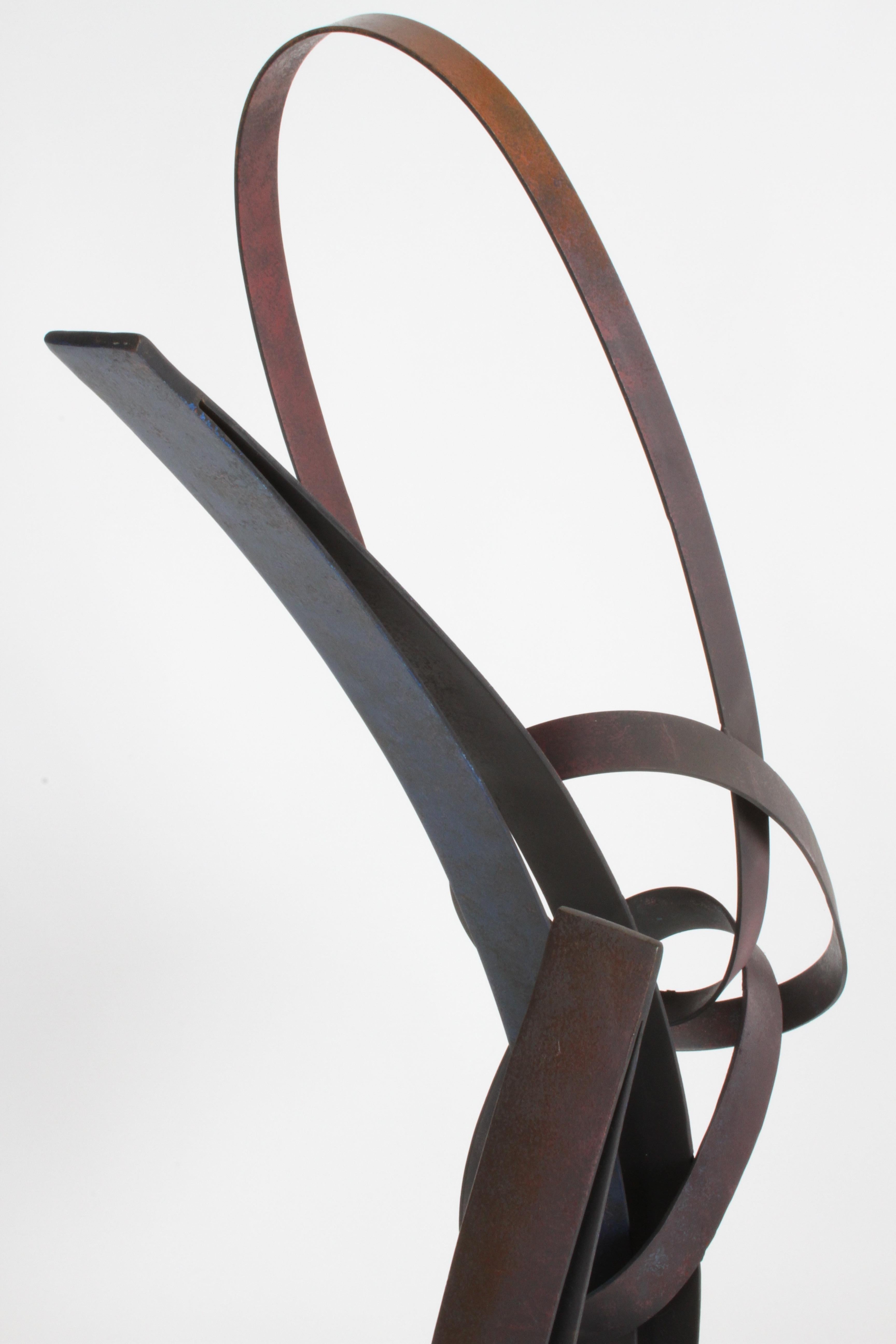 Curtis Jeré Escultura abstracta modernista de cinta plana de acero titulada 