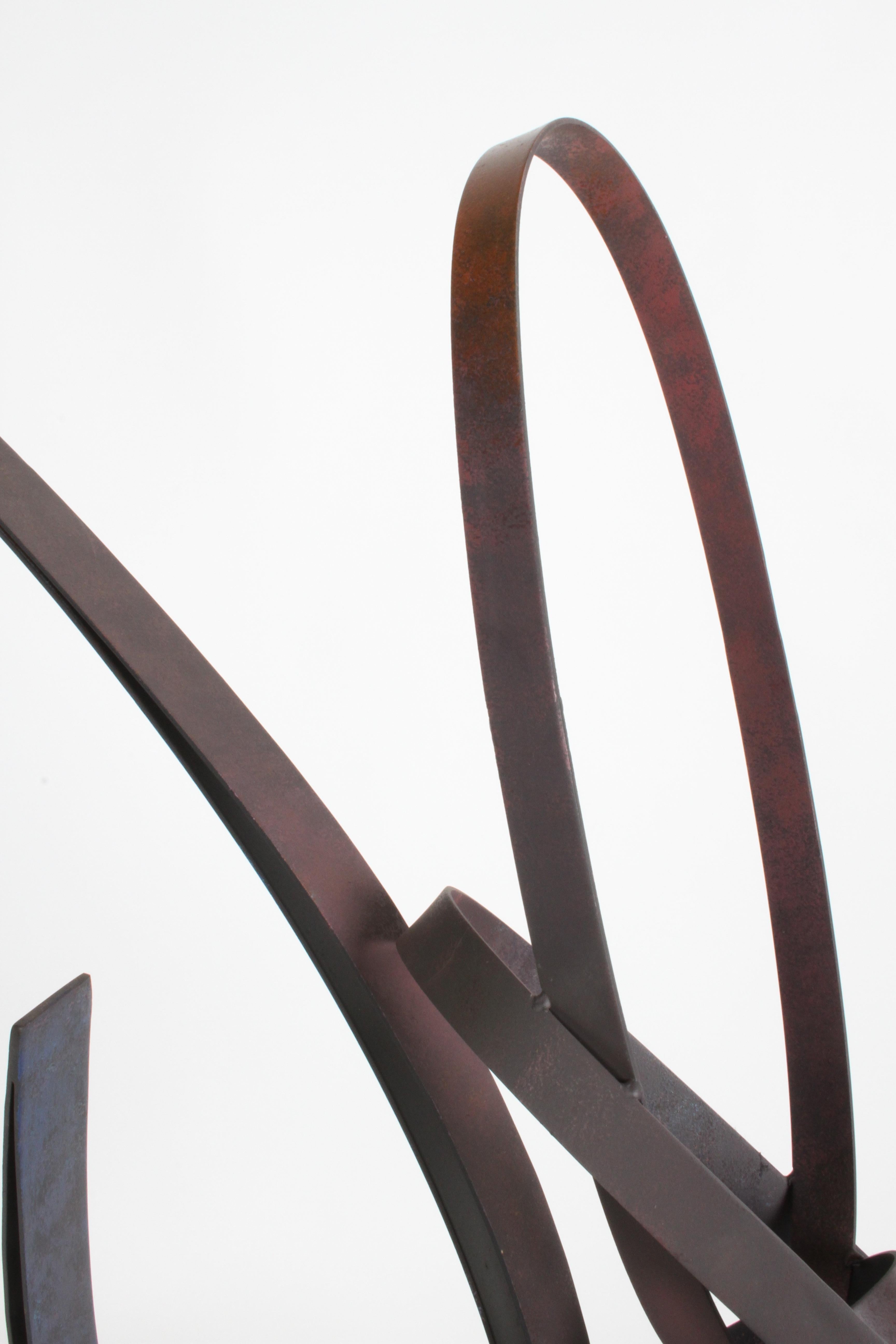 Curtis Jeré Escultura abstracta modernista de cinta plana de acero titulada 