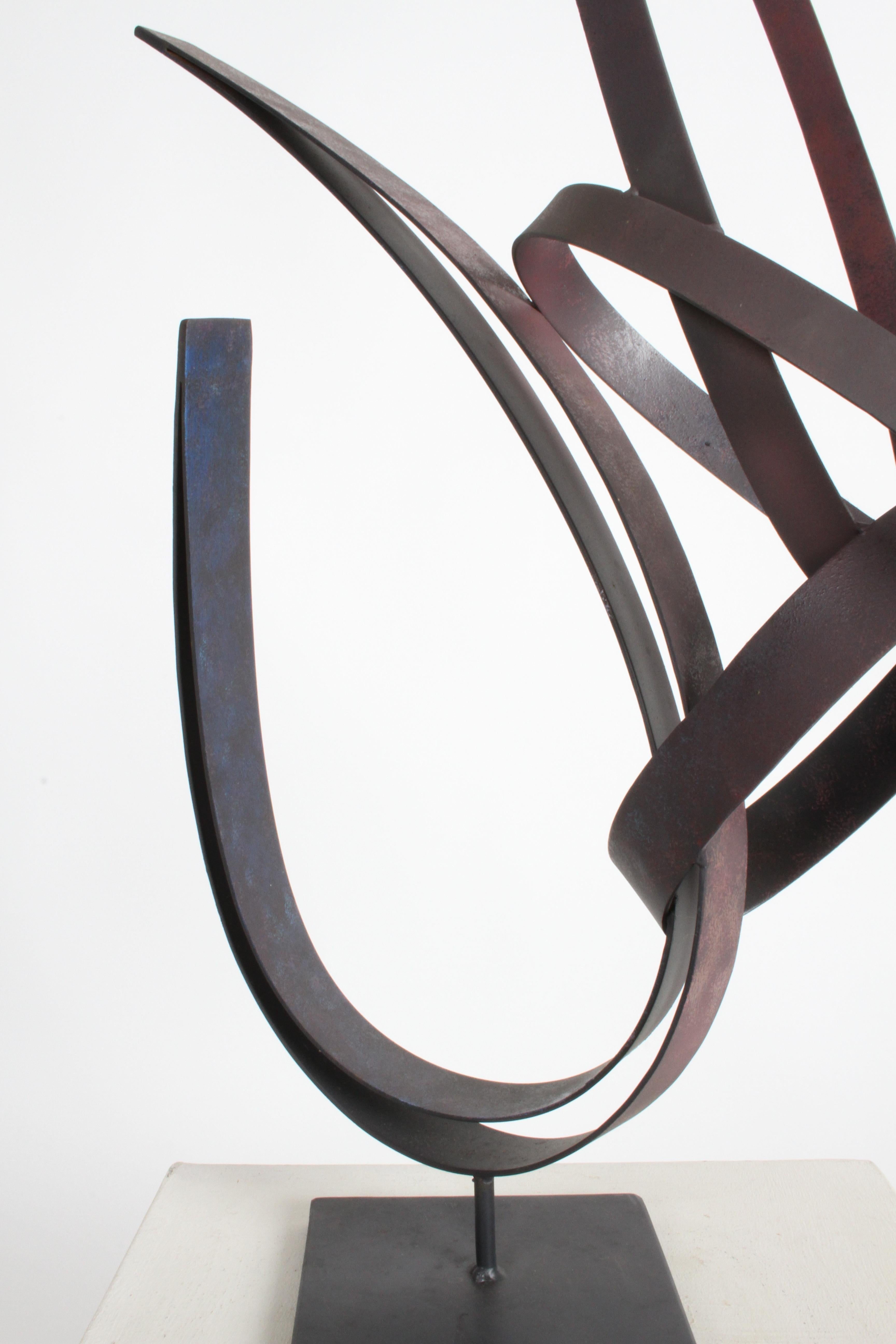 Curtis Jeré Escultura abstracta modernista de cinta plana de acero titulada 