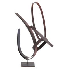 Scultura astratta modernista a nastro d'acciaio piatto di Curtis Jeré intitolata "Emerging".