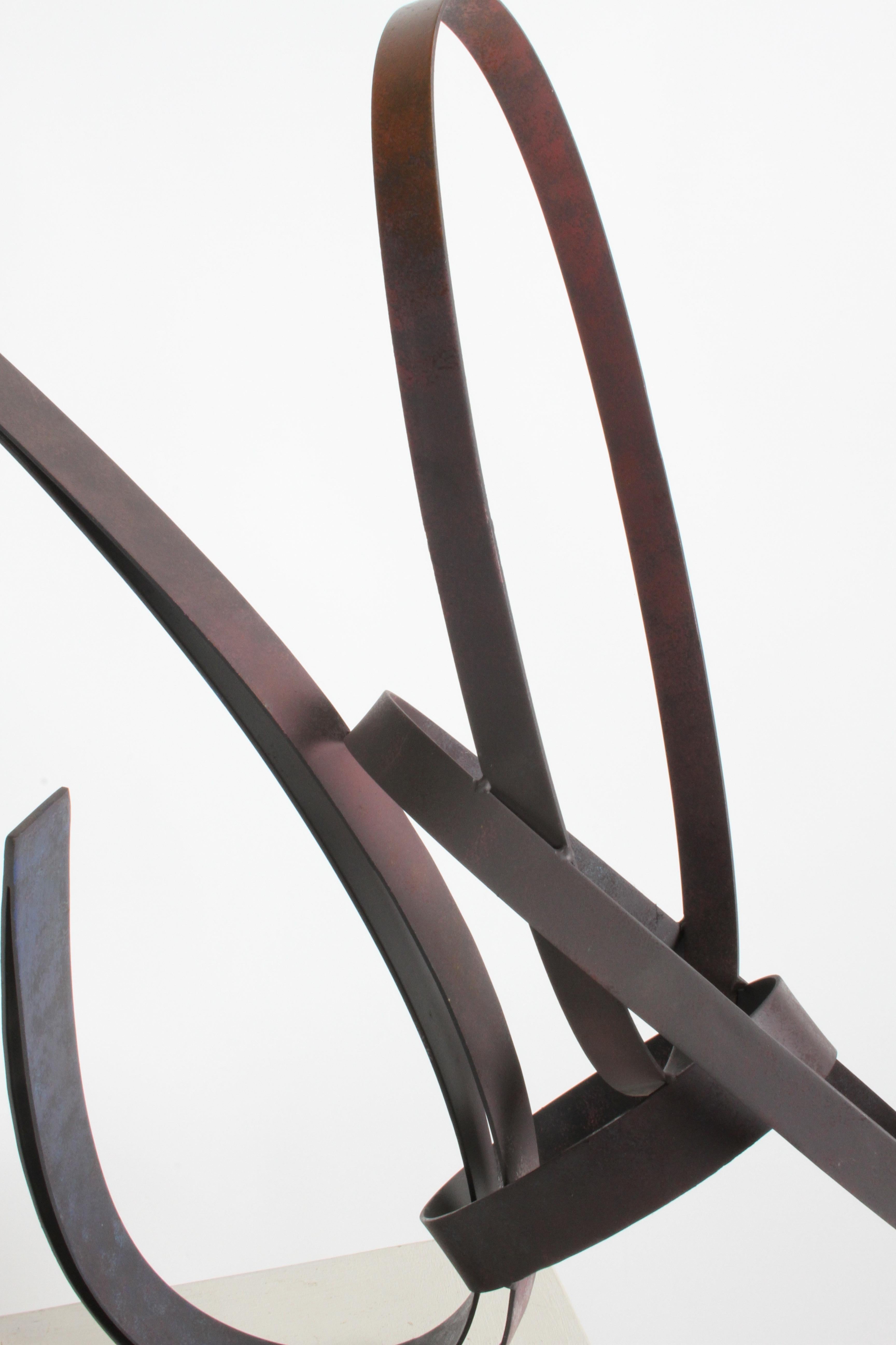 Curtis Jeré Escultura abstracta modernista de cinta plana de acero titulada 