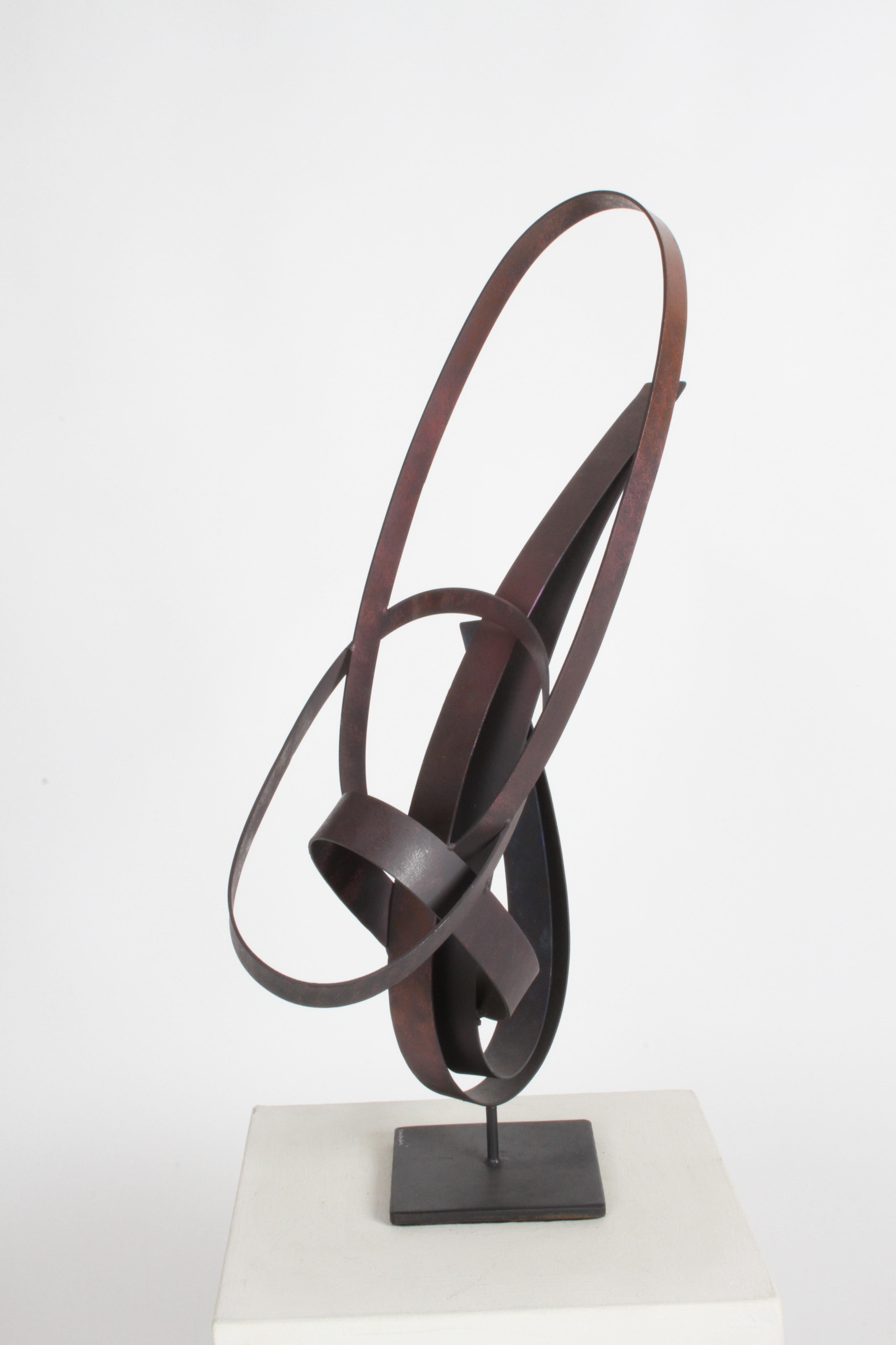 Curtis Jeré Escultura abstracta modernista de cinta plana de acero titulada 