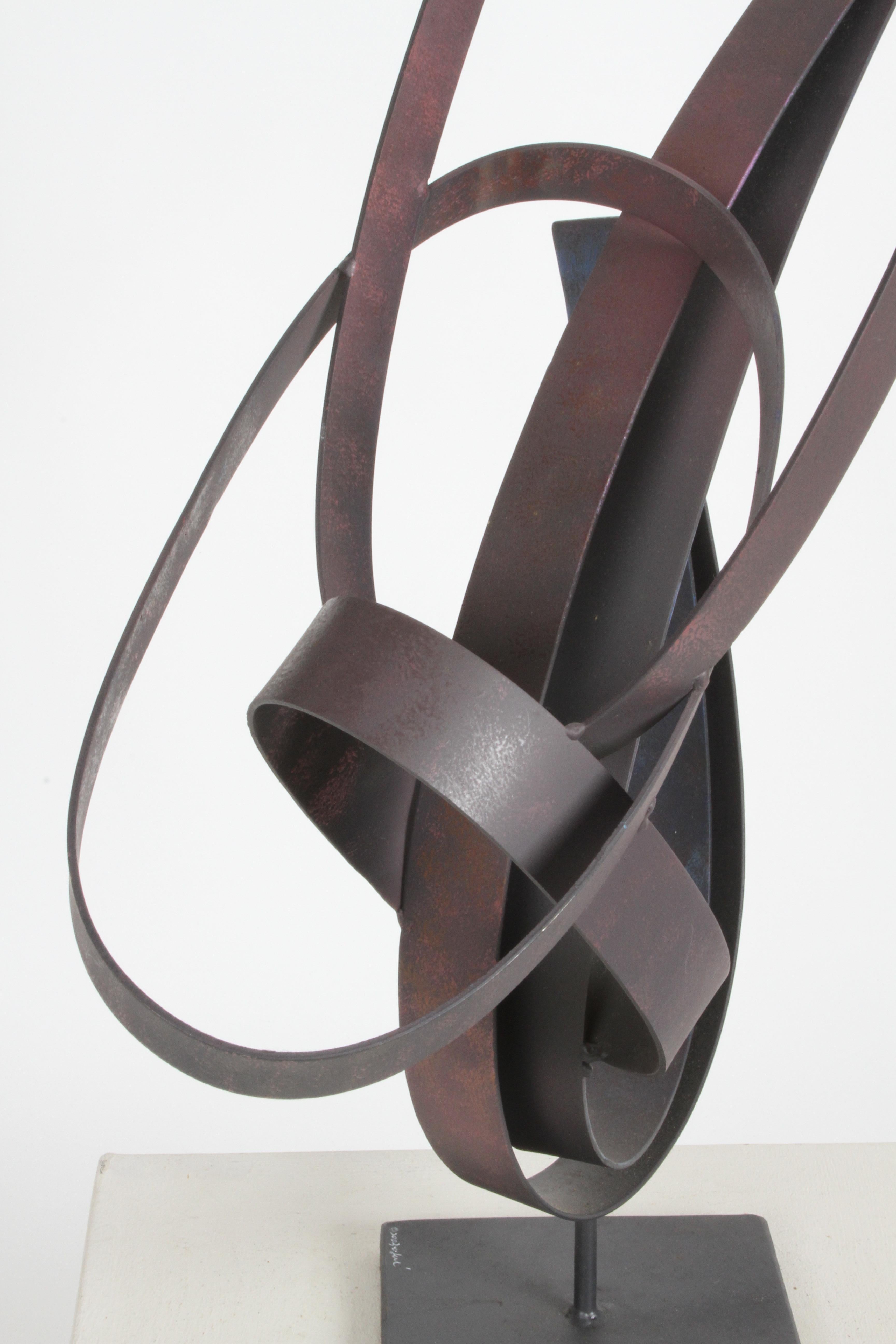 Curtis Jeré Escultura abstracta modernista de cinta plana de acero titulada 