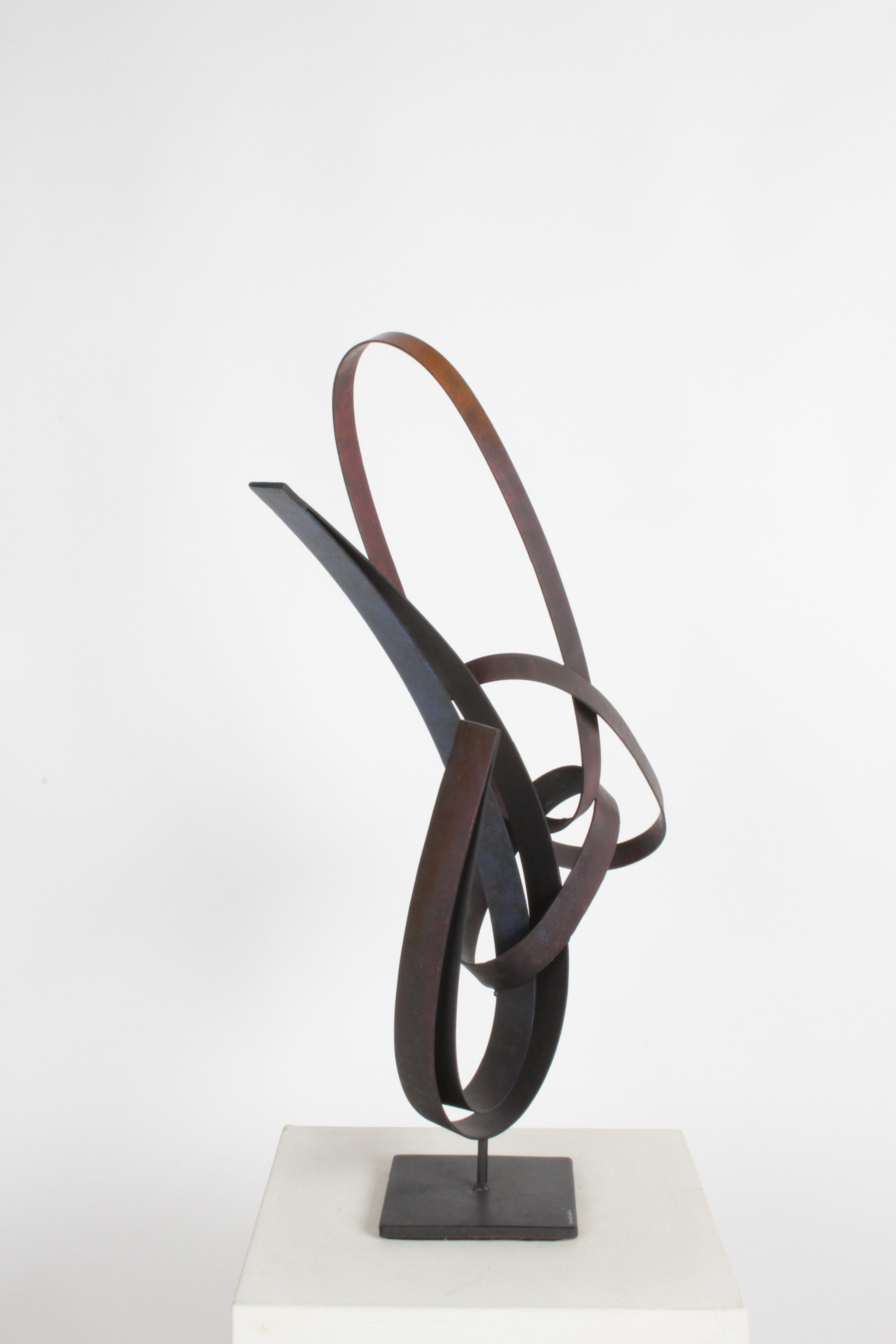 Curtis Jeré Escultura abstracta modernista de cinta plana de acero titulada 
