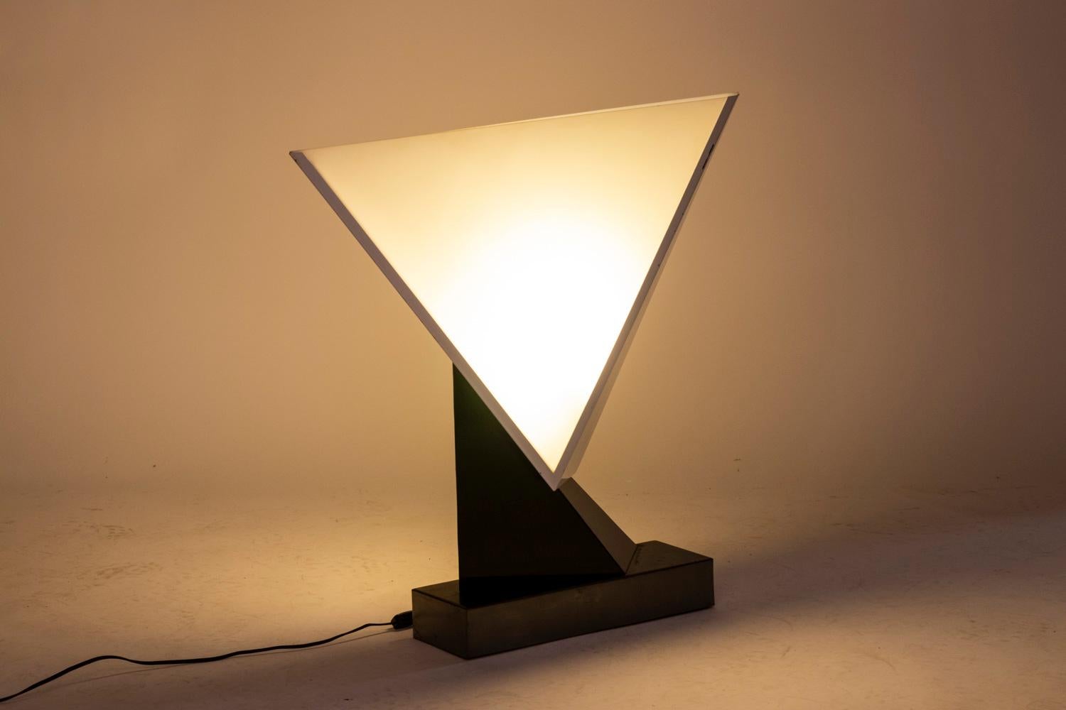Curtis & Jeré, signed. 

Lamp in lacquered metal, gray and blue, geometric shape.

American work realized in 1983.