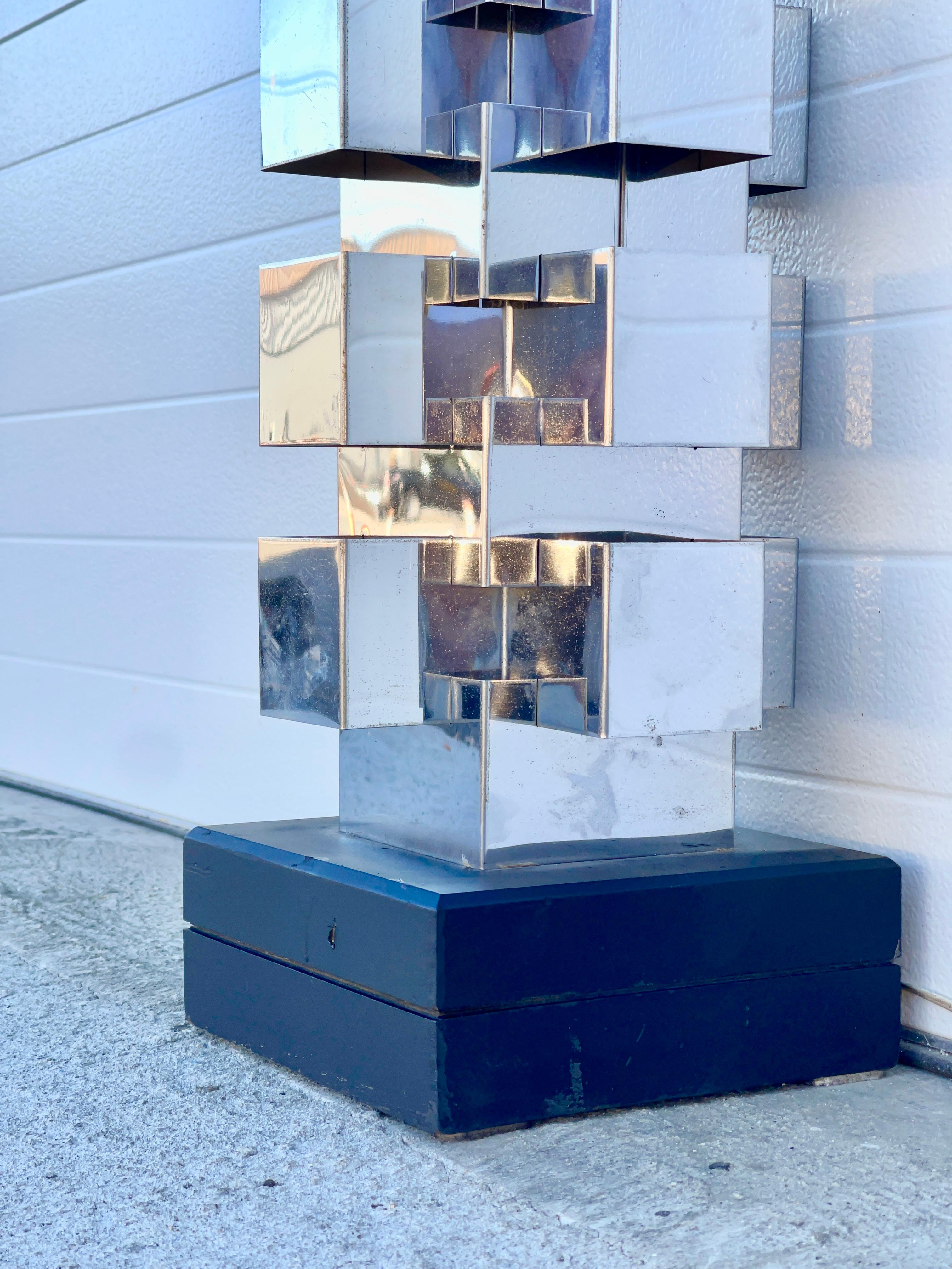 Geometrische Stehlampe mit Wolkenkratzer aus poliertem Edelstahl von Curtis Jere im Angebot 6
