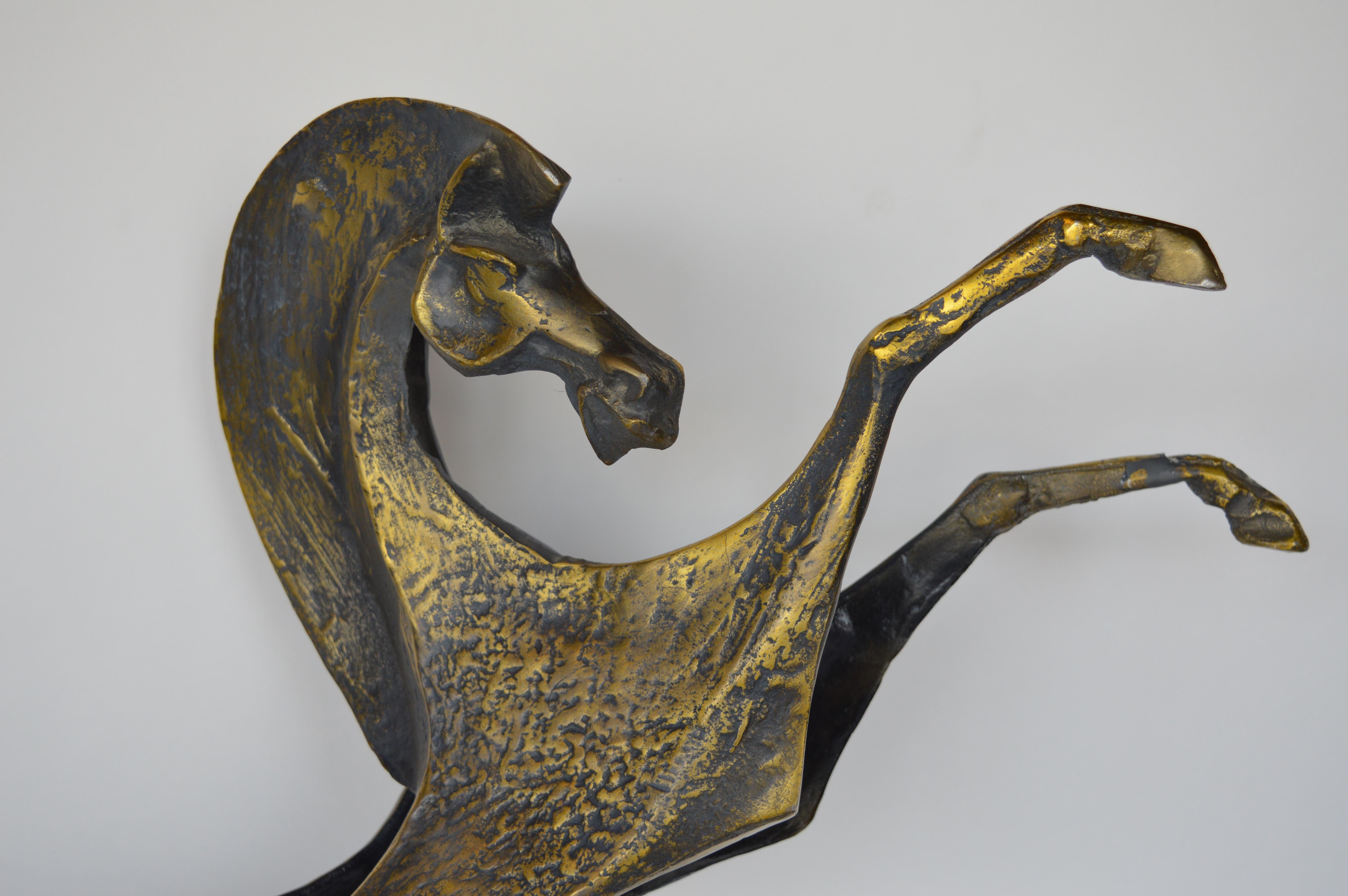 Curtus Jere Pferdeskulptur aus Metall mit bronzener Patina.