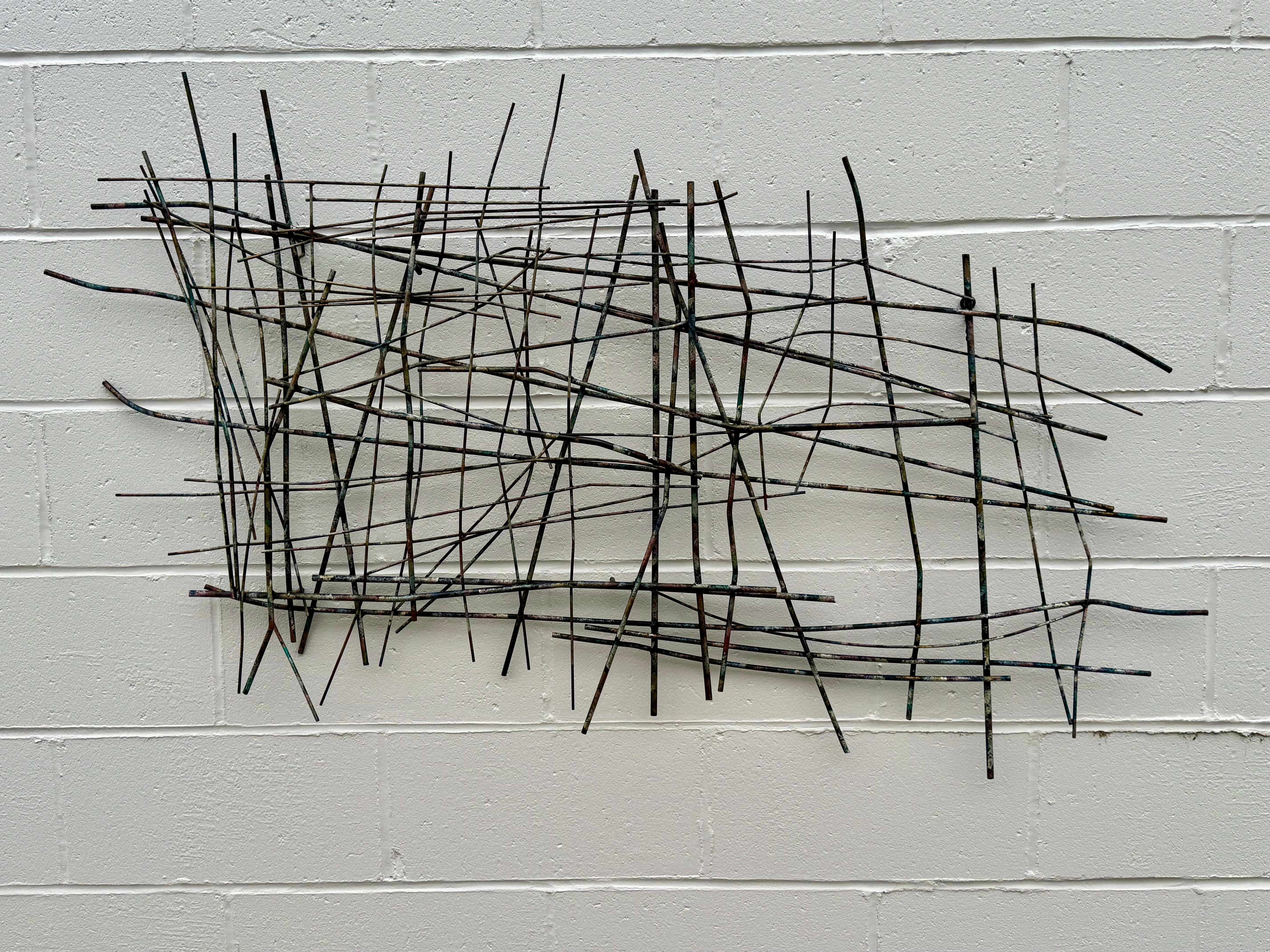 Fine XX secolo Curtis Jeré MCM Abstract Iron Rod Wire Wall Sculpture Applied Multi-Color Paint in vendita