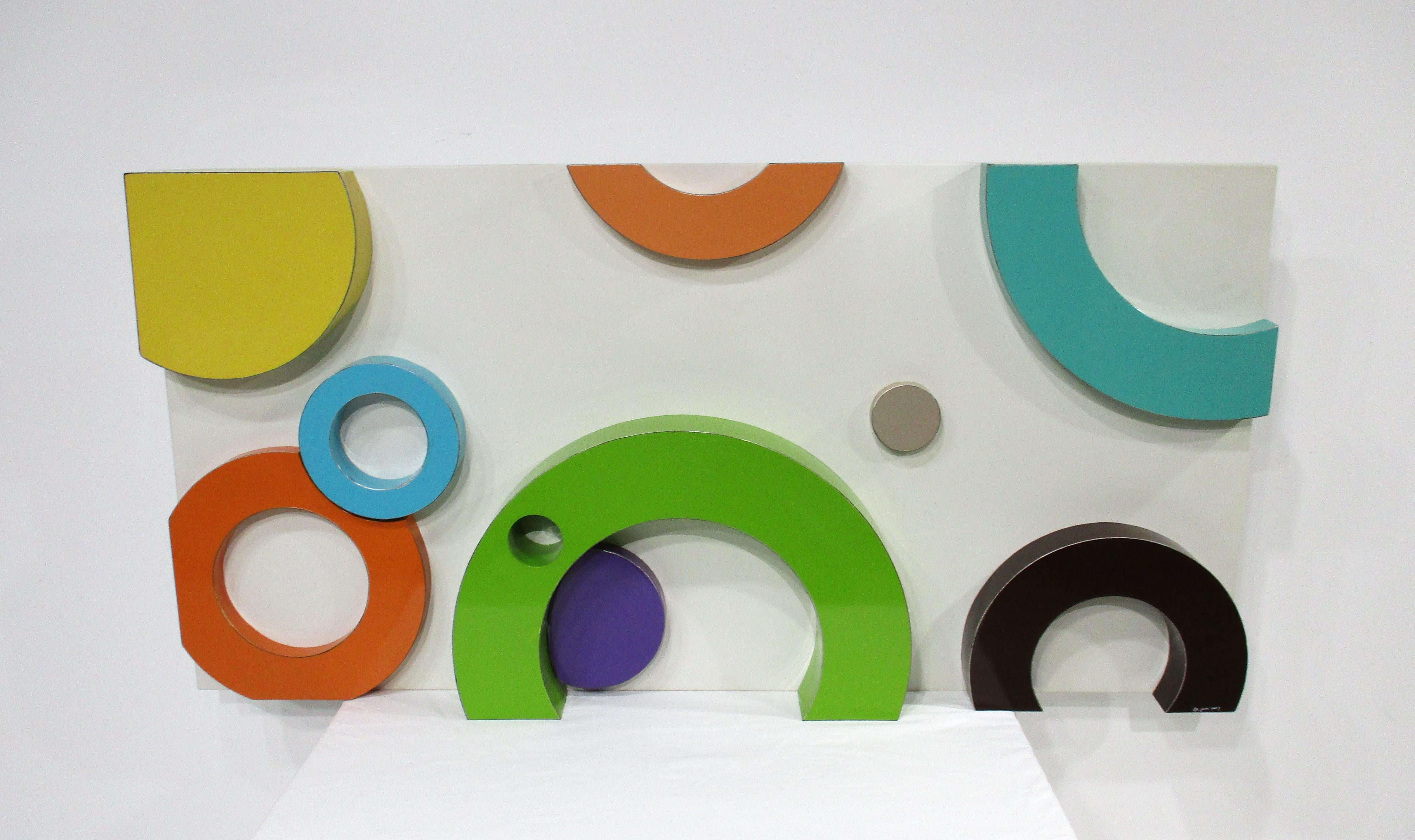 Una scultura da parete in metallo colorato, unica nel suo genere, con forme e disegni che richiamano il Post Design e il movimento del design di Memphis. Molto ben realizzato da Curtis Jere, può essere appeso in orizzontale o in verticale con punti