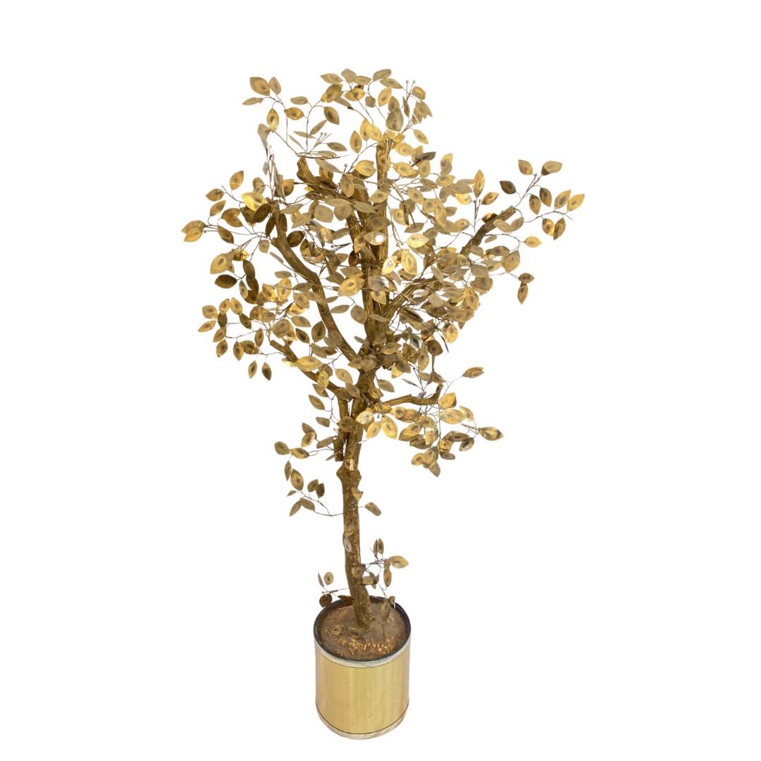 Grande e suggestiva scultura ad albero in ottone di Curtis Jere. 

Questo pezzo da pavimento ha foglie in metallo attaccate a un tronco d'albero in legno naturale dipinto.

Medioevo Moderno

Scultura di albero in ottone