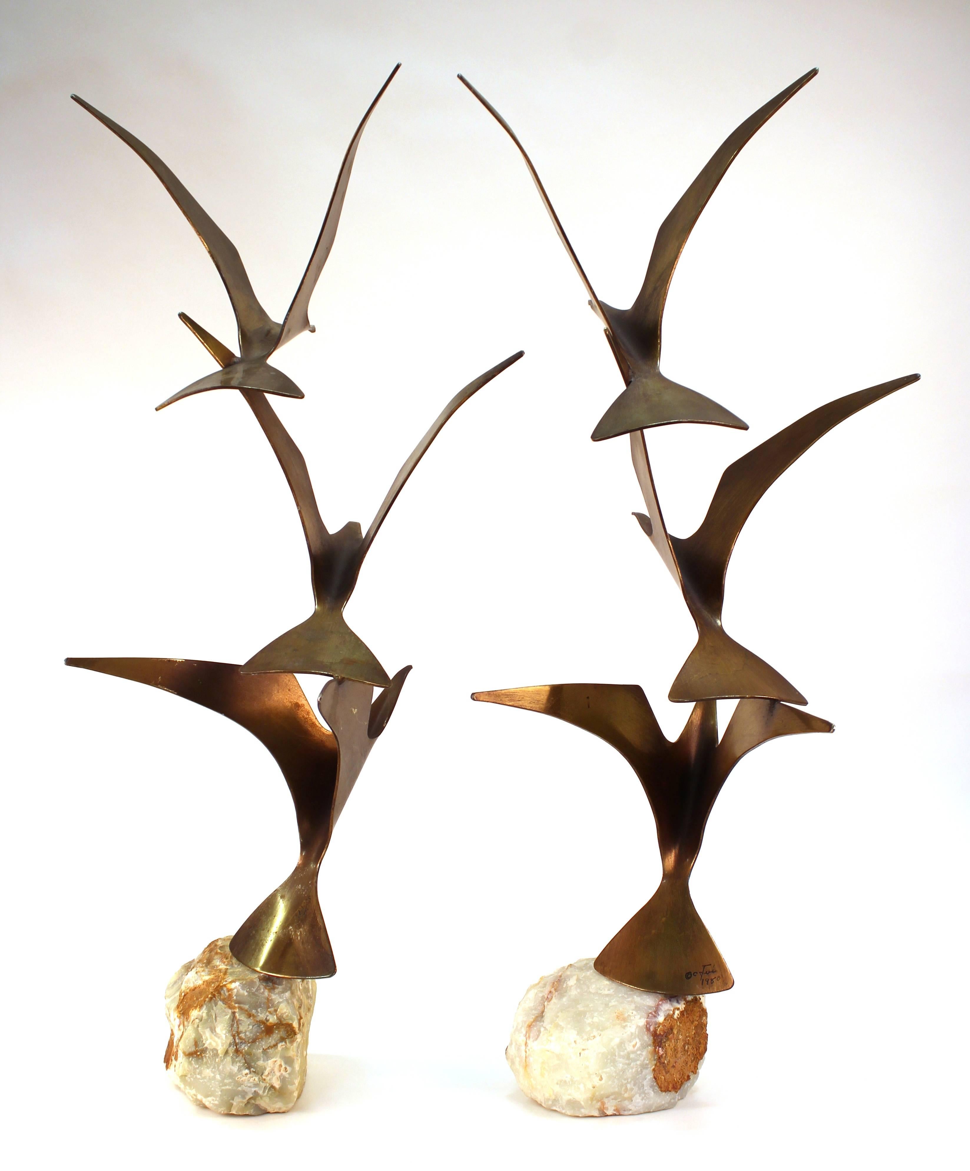 Mid-Century Modern Curtis Jere - Sculpture de mouette en laiton sur socle en onyx:: moderne du milieu du siècle