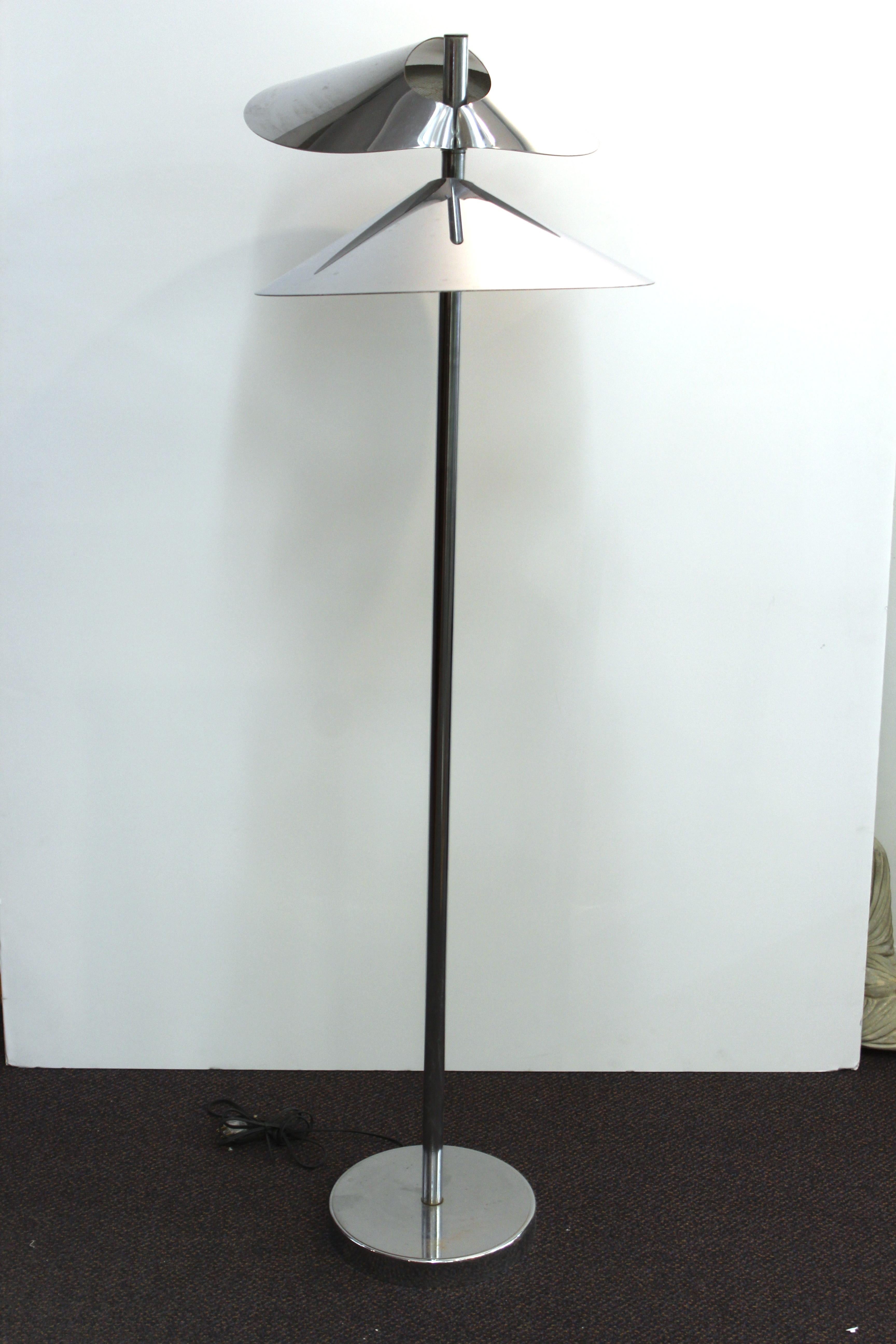 Mid-Century Modern metal lily pad floor lamp, designed by Curtis Jere during the 1970s. The piece has 2 lily pad shaped light sources and is lightly signed on the border of the base and dated 1977. In great vintage condition with age-appropriate