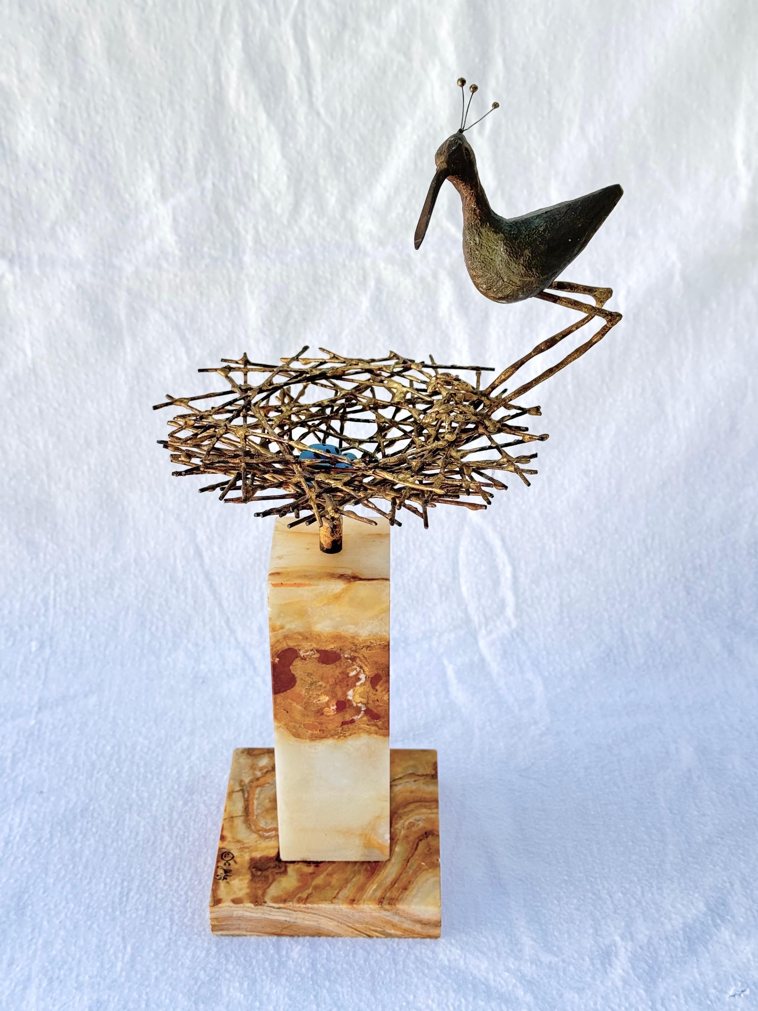 Sculpture du milieu du siècle de Curtis Jere représentant une mère bécasseau planant au-dessus de son nid avec trois œufs bleus, sur une base en quartz. Signé et daté 1969.