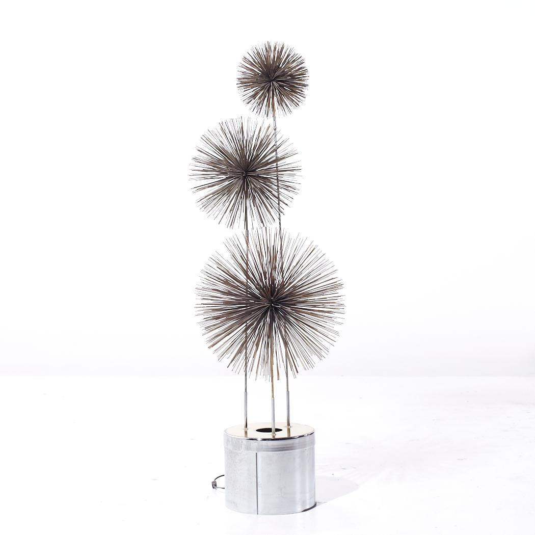 Lampada da terra scultorea a forma di orchidea di Curtis Jere, metà del secolo scorso

Questa lampada misura: 17 larghezza x 17 profondità x 52 pollici di altezza

Tutti i mobili possono essere acquistati in quello che noi chiamiamo stato vintage