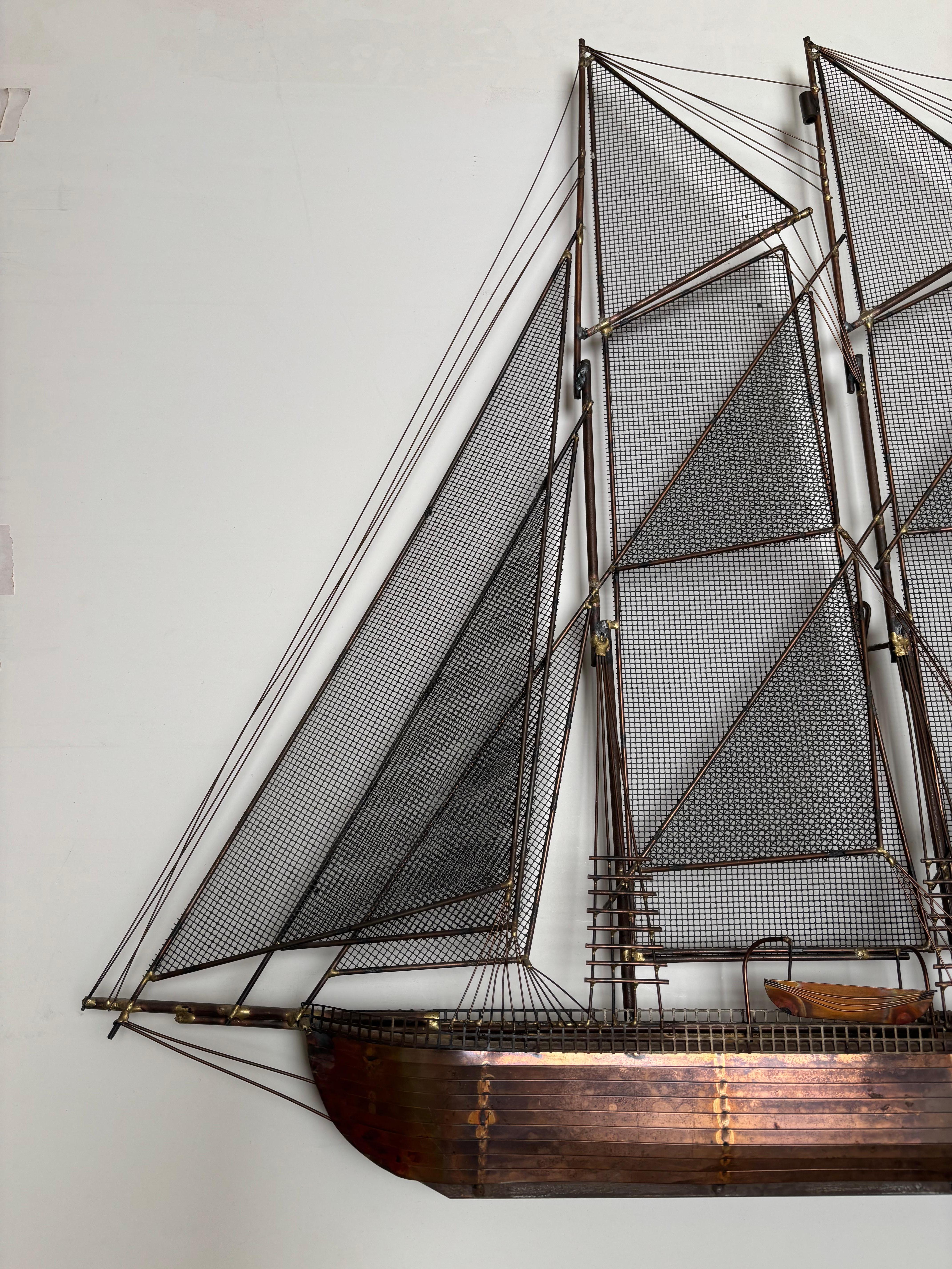 Fait main Curtis Jere mélange les métaux  Grand clipper de bateau ou de bateau  sculpture laiton / cuivre . en vente