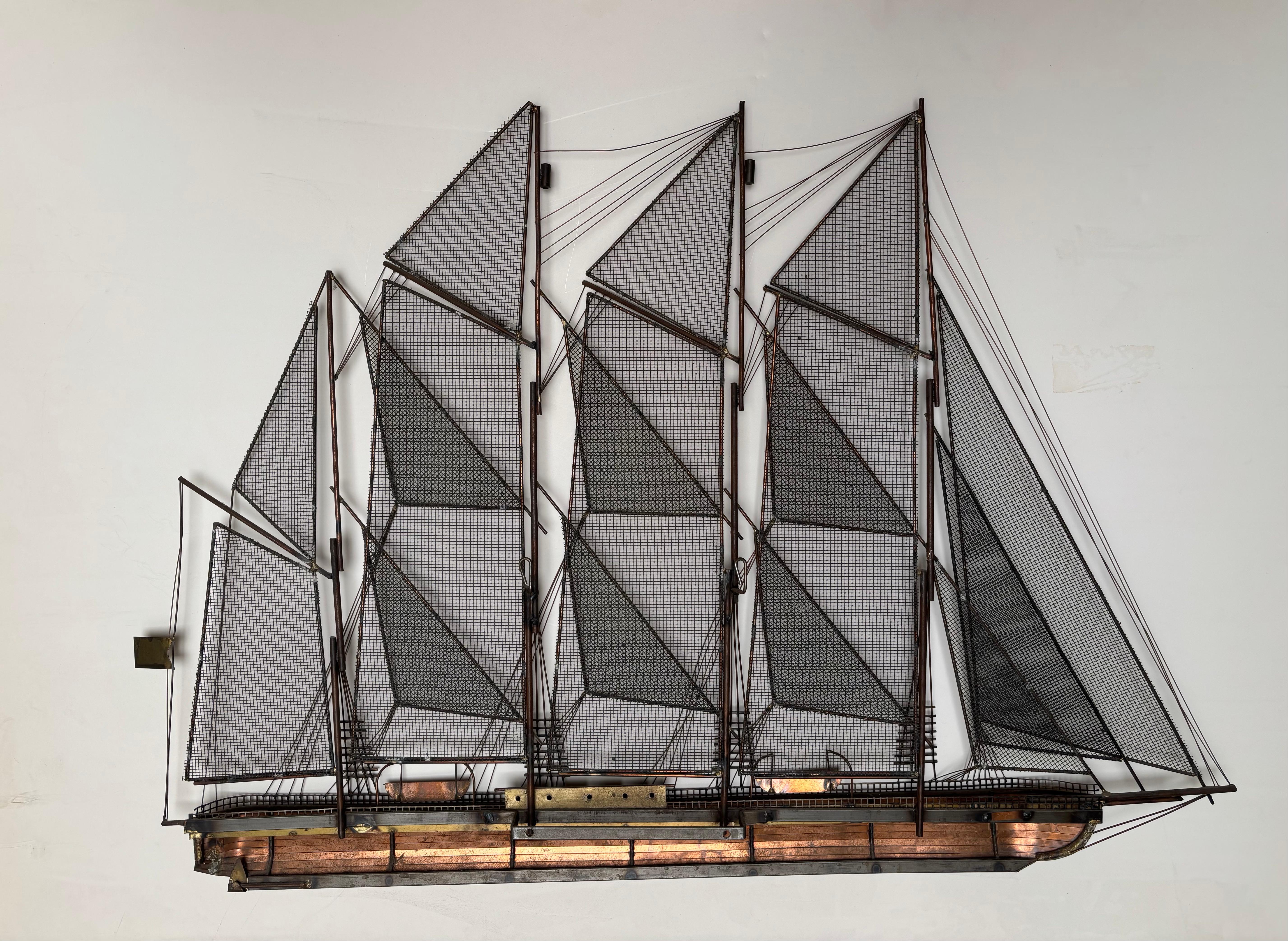 Curtis Jere mélange les métaux  Grand clipper de bateau ou de bateau  sculpture laiton / cuivre . Bon état - En vente à Los Angeles, CA
