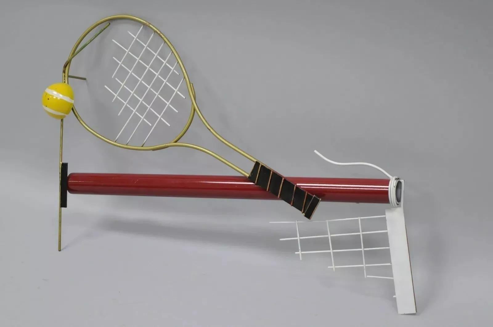 Curtis Jere Arte Pop Moderno 1988 Escultura de Pared de Metal Rojo con Raqueta y Pelota de Tenis en venta 4