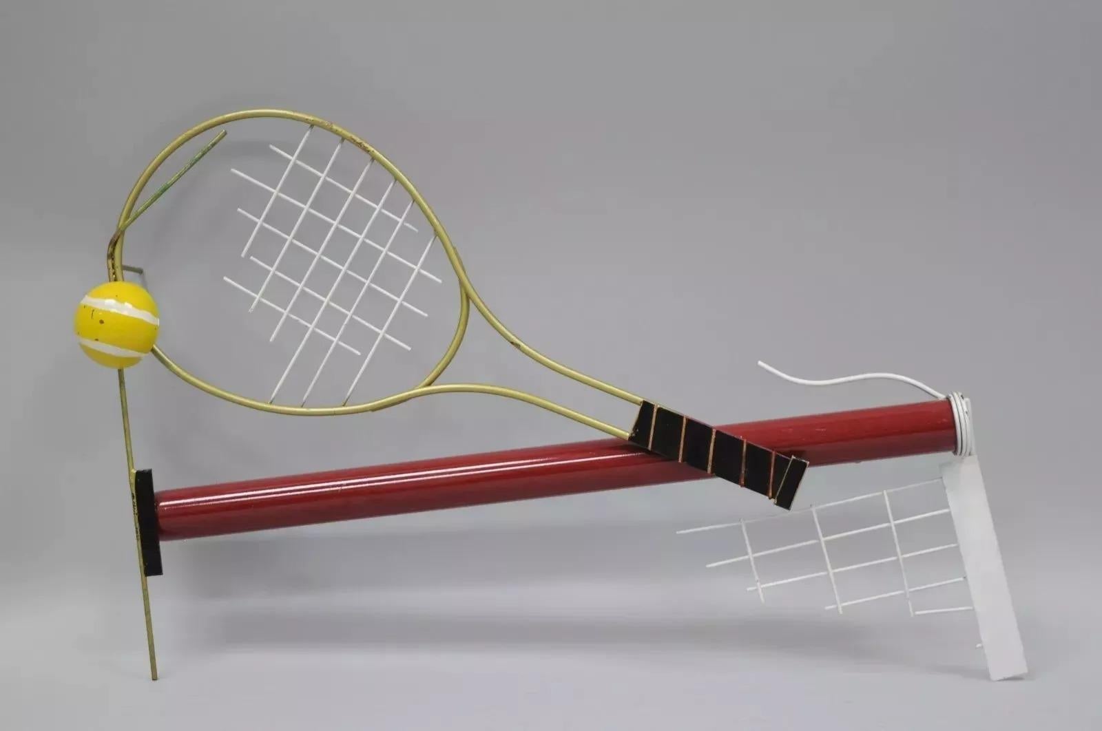 Escultura de pared Vintage Curtis Jere Modern Pop Art 1988 Red Tennis Racquet and Ball. El artículo presentado es un modelo muy raro, de construcción metálica, con fecha y firma originales, una forma de arte pop muy chula. Finales del siglo XX.