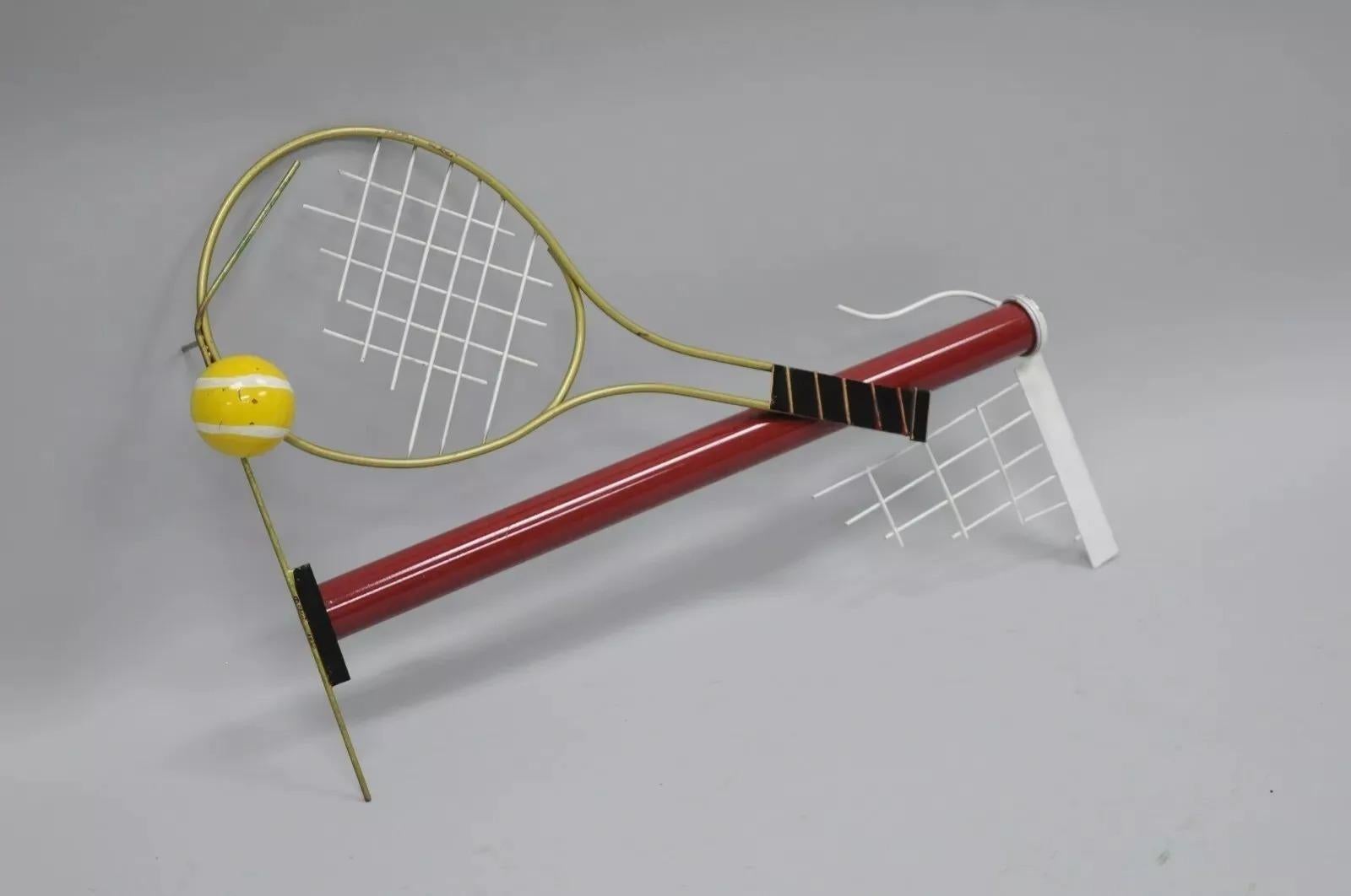 Curtis Jere Arte Pop Moderno 1988 Escultura de Pared de Metal Rojo con Raqueta y Pelota de Tenis Moderno de mediados de siglo en venta