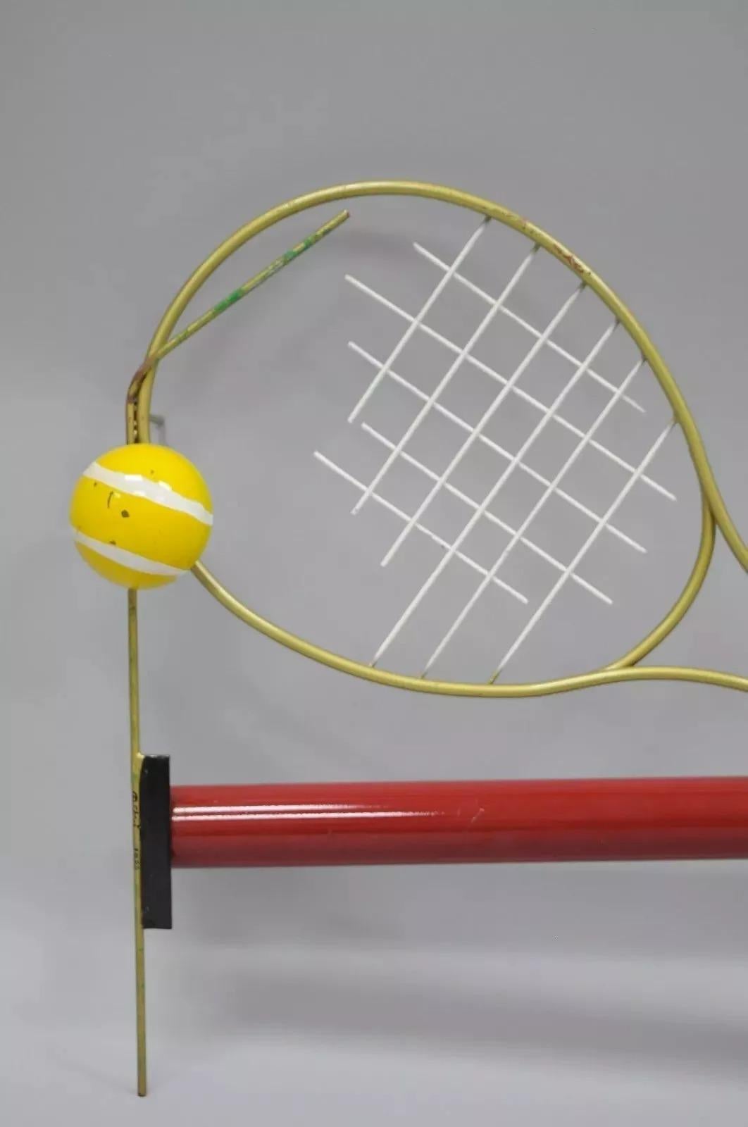 Curtis Jere Arte Pop Moderno 1988 Escultura de Pared de Metal Rojo con Raqueta y Pelota de Tenis Desconocido en venta