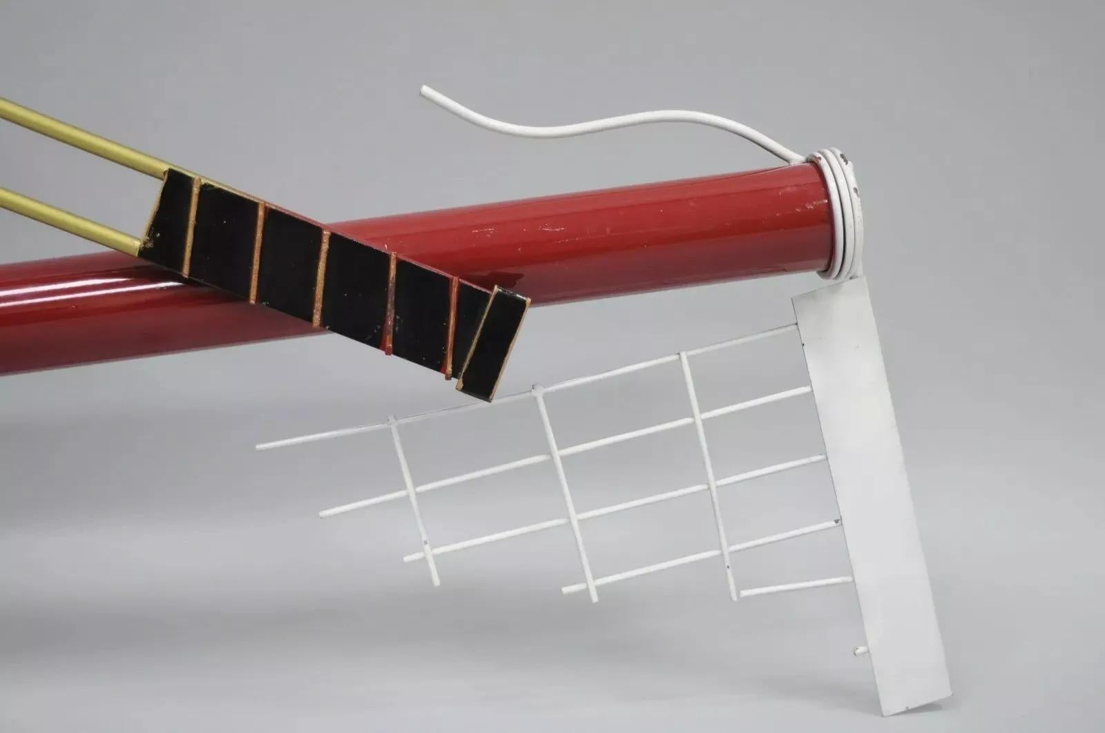 Curtis Jere Arte Pop Moderno 1988 Escultura de Pared de Metal Rojo con Raqueta y Pelota de Tenis siglo XX en venta