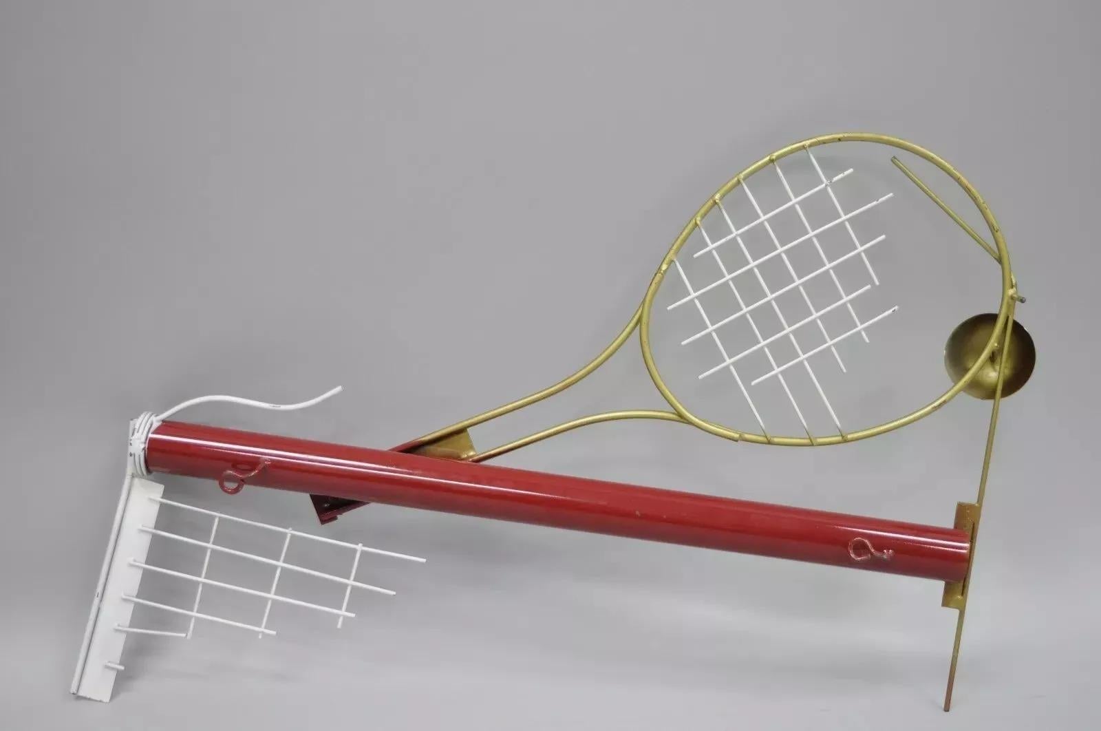Curtis Jere Arte Pop Moderno 1988 Escultura de Pared de Metal Rojo con Raqueta y Pelota de Tenis en venta 1