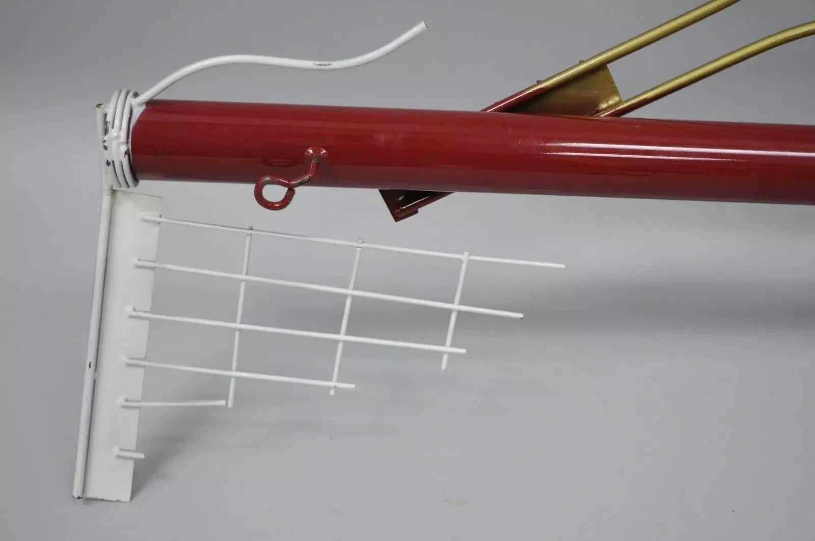 Curtis Jere Arte Pop Moderno 1988 Escultura de Pared de Metal Rojo con Raqueta y Pelota de Tenis en venta 2