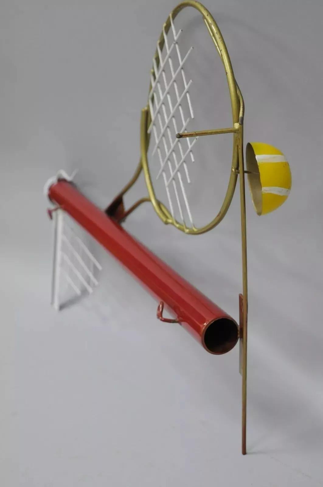 Curtis Jere Arte Pop Moderno 1988 Escultura de Pared de Metal Rojo con Raqueta y Pelota de Tenis en venta 3