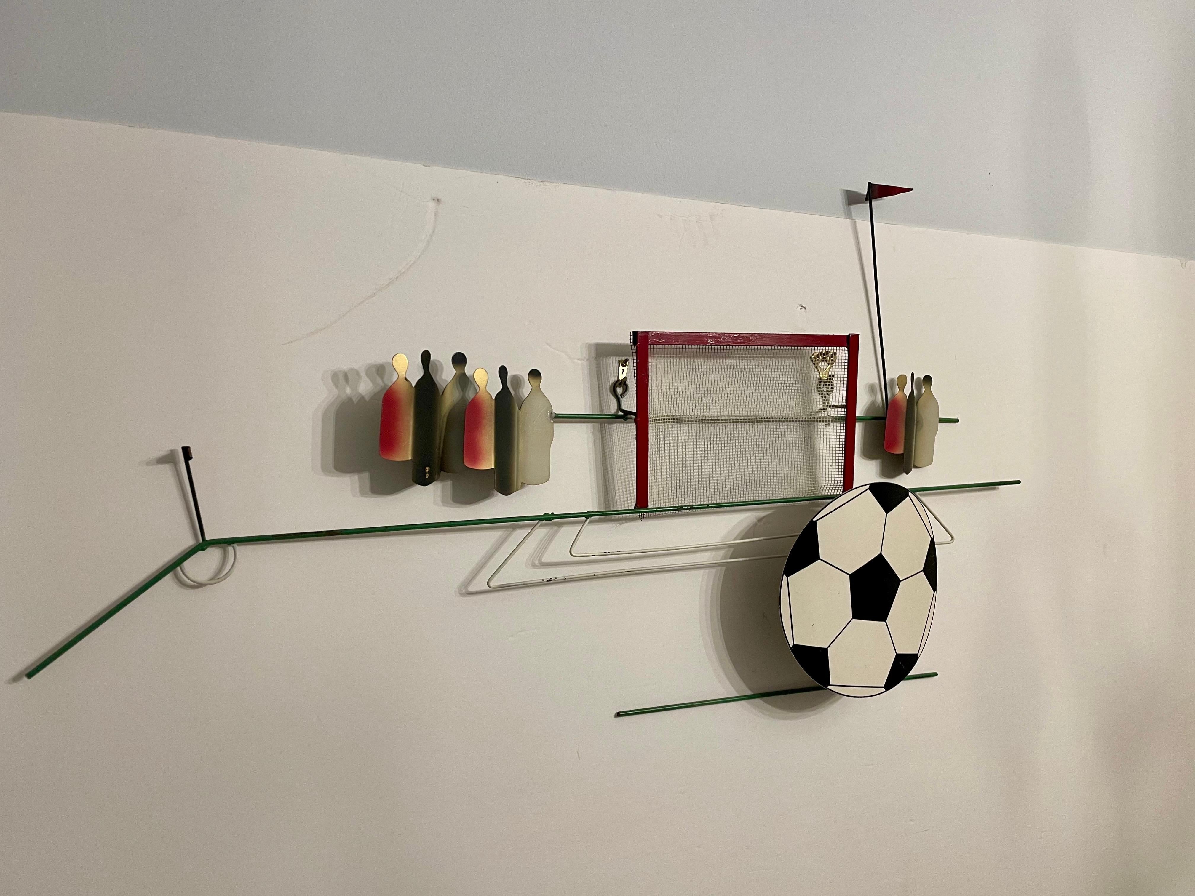 Mid-Century Modern Curtis Jere Pop Art  Sculpture murale de ballon de football 1987 en vente