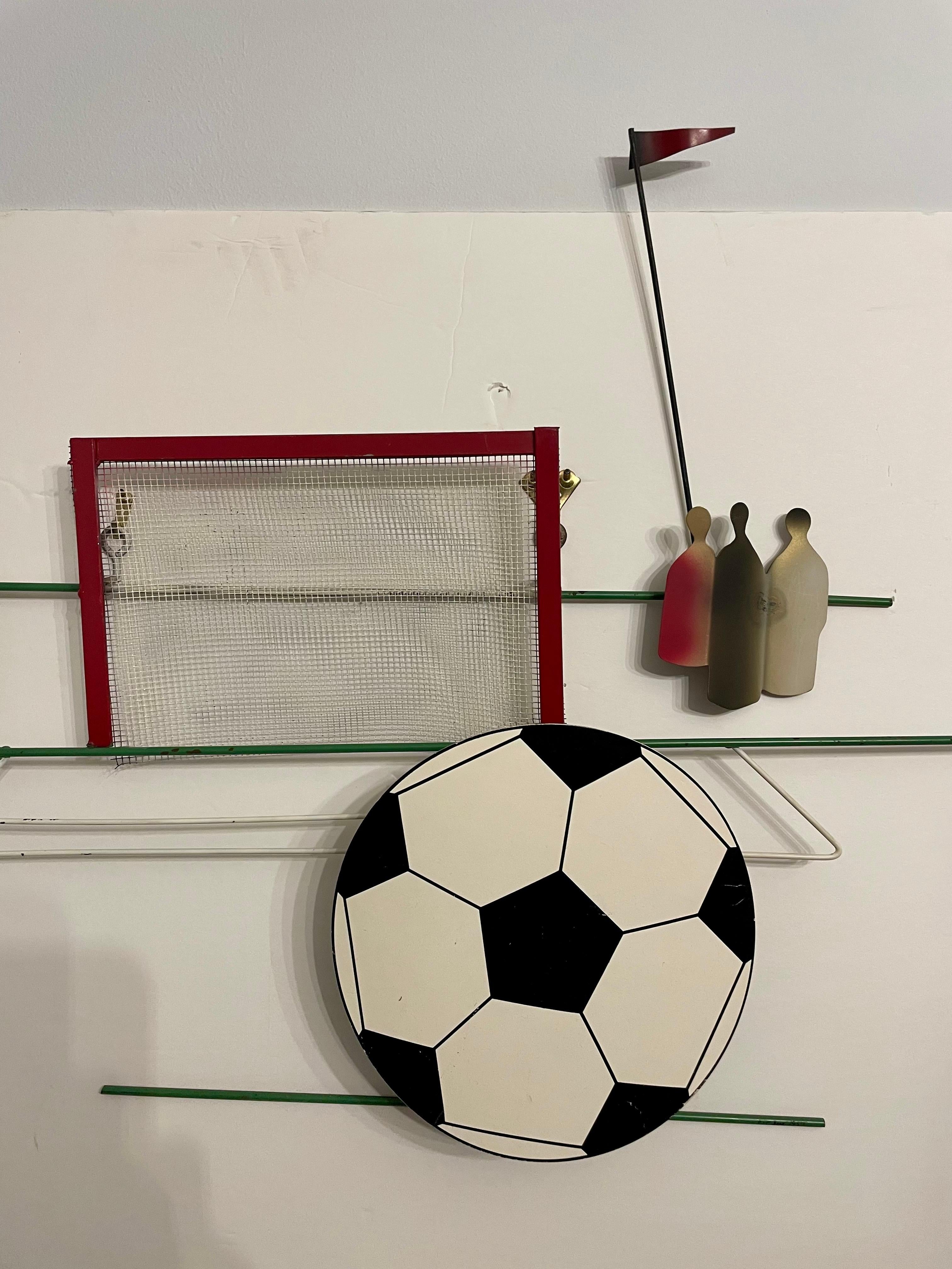 Peint Curtis Jere Pop Art  Sculpture murale de ballon de football 1987 en vente
