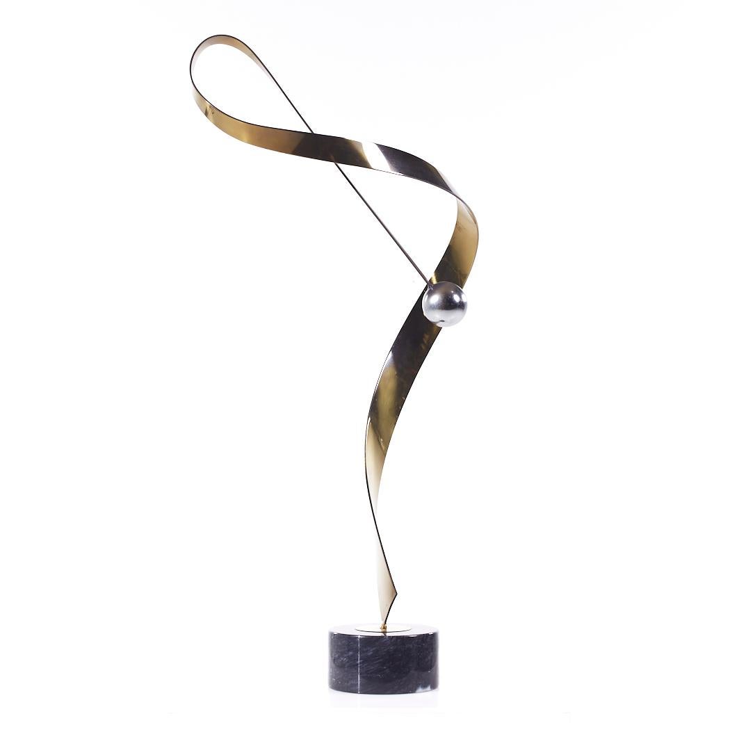 Scultura da tavolo postmoderna in ottone, cromo e marmo di Curtis Jere

Questa scultura misura: 19 di larghezza x 11 di profondità x 35 di altezza

Scattiamo le nostre foto in uno studio a illuminazione controllata per mostrare il maggior numero di