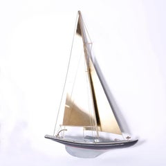 Scultura da parete in ottone con barca a vela da competizione