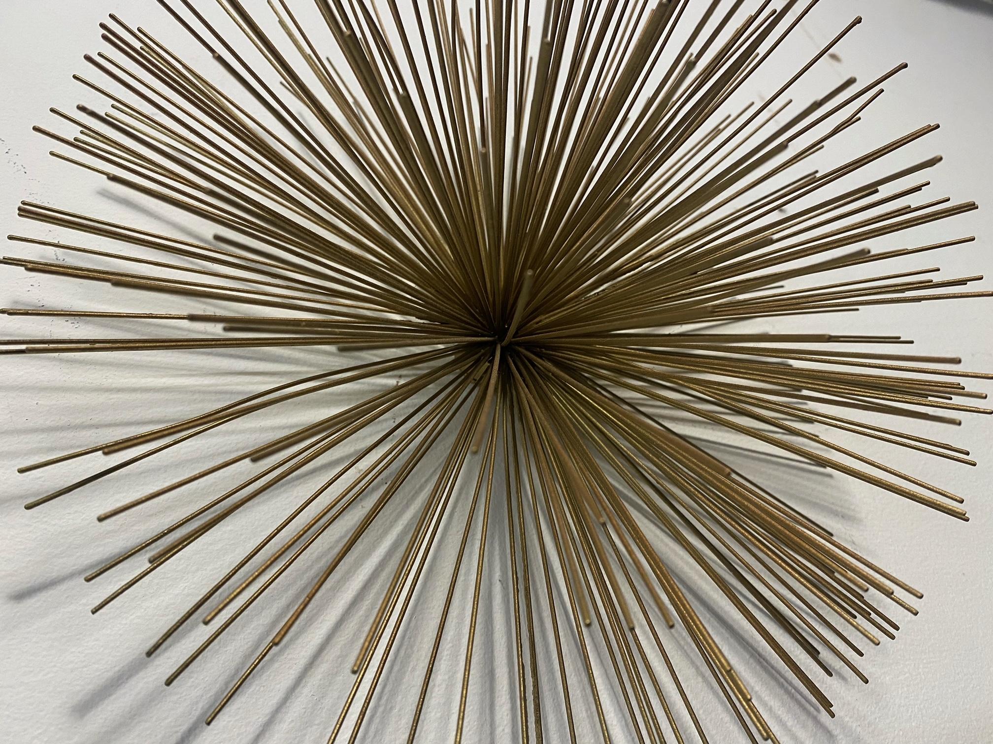 Vergoldete Starbust-Wandskulptur aus Messing von Curtis Jere – Sculpture von Curtis Jeré