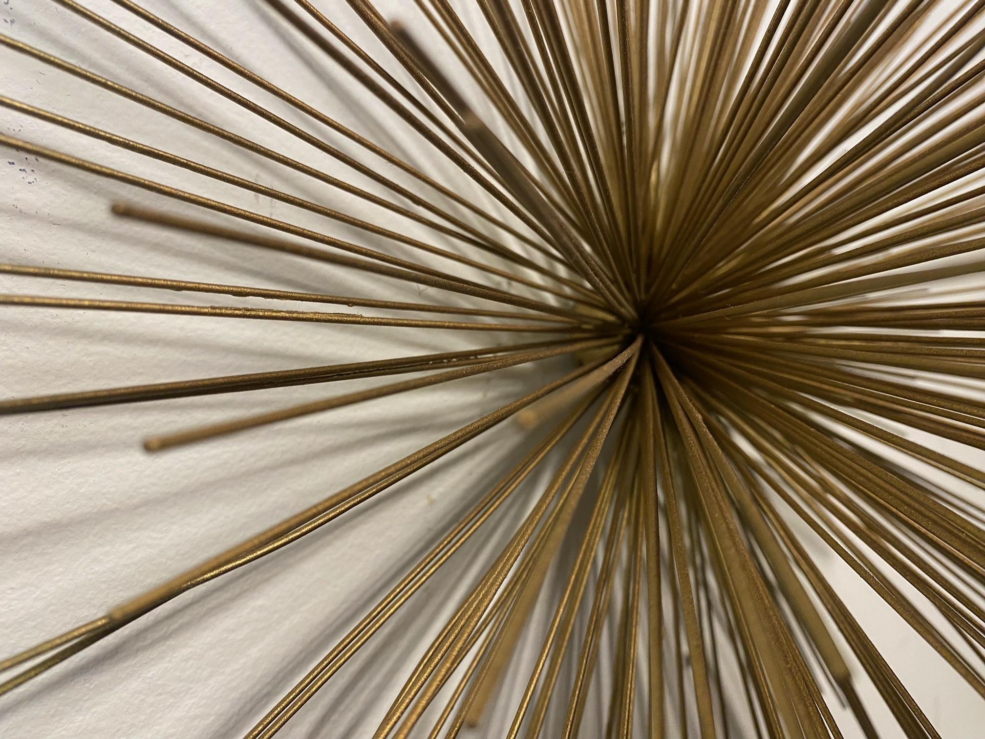 Vergoldete Starbust-Wandskulptur aus Messing von Curtis Jere (Beige), Figurative Sculpture, von Curtis Jeré