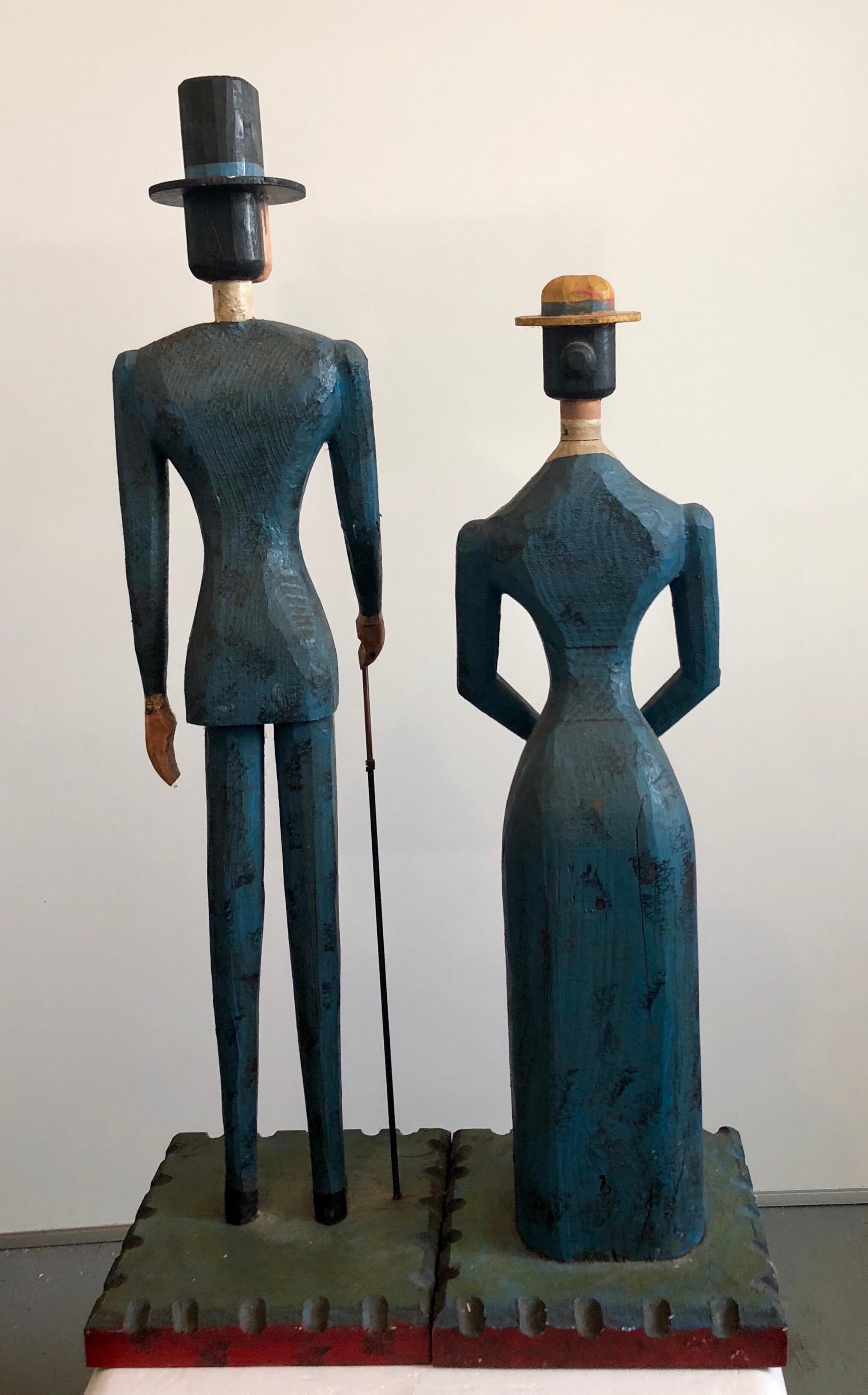 Handgeschnitzte, bemalte, Volkskunst-Skulptur aus Holz, Americana, amerikanische Gotik, Paar (Braun), Still-Life Sculpture, von Curtis Jeré